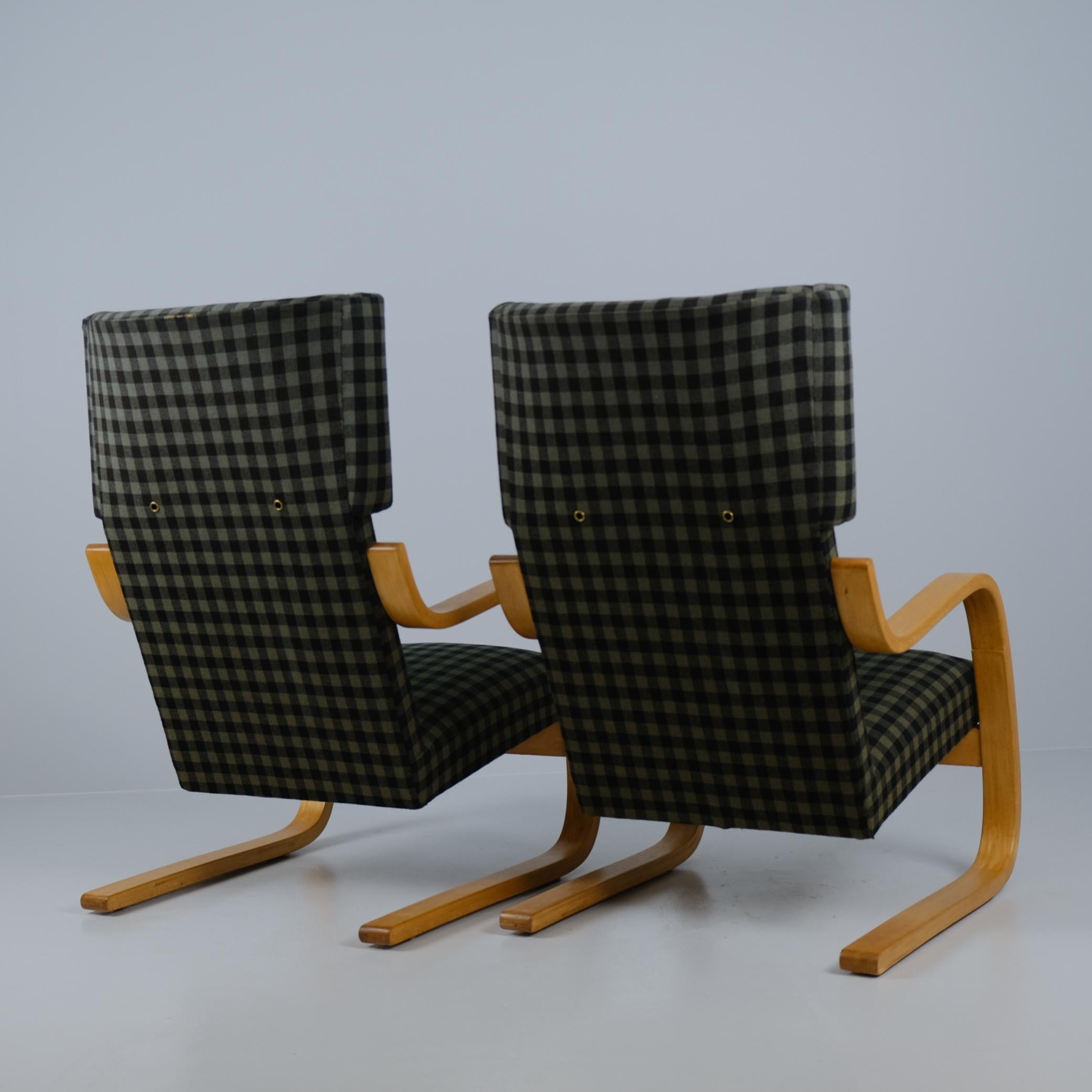 Alvar Aalto Pair of Cantilever Armchairs M. 401 Green Buffalo Check, Artek 1950s In Good Condition For Sale In Helsinki, FI