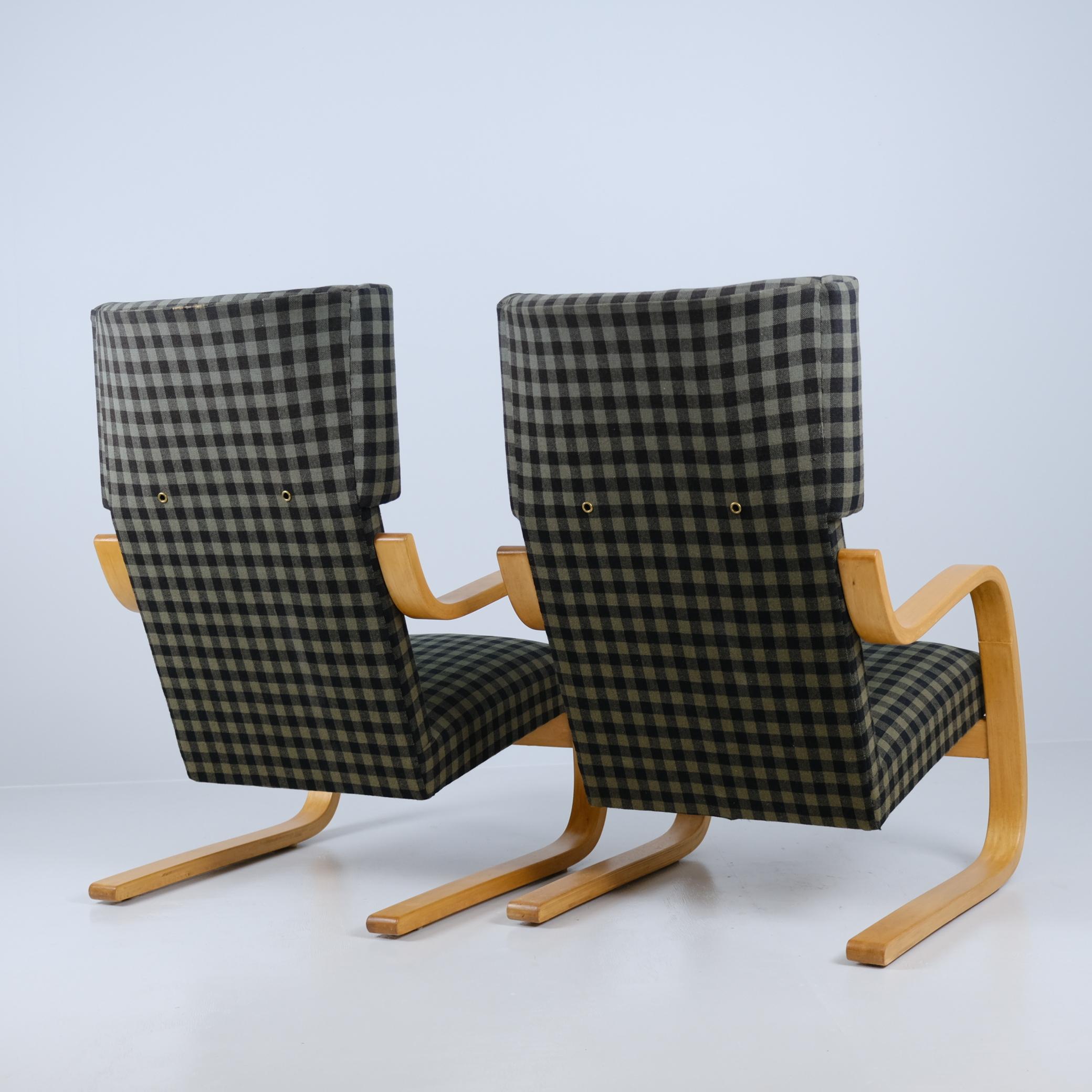Mid-20th Century Alvar Aalto Pair of Cantilever Armchairs M. 401 Green Buffalo Check, Artek 1950s For Sale
