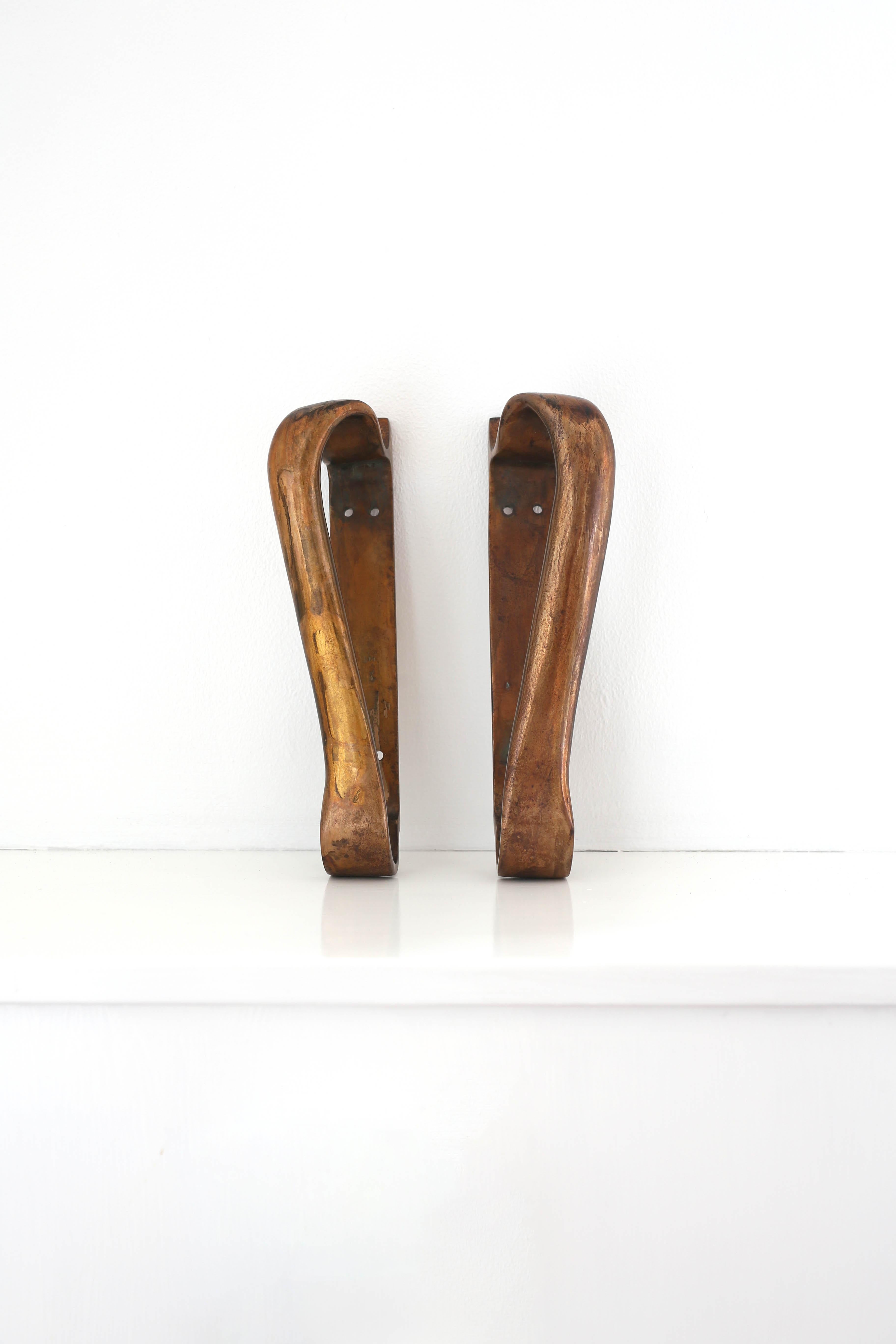A pair of Alvar Aalto door handles in beautiful patinated bronze,
Designed 1950's and produced by Valaistustyö, Finland.

Worldwide shipping. 