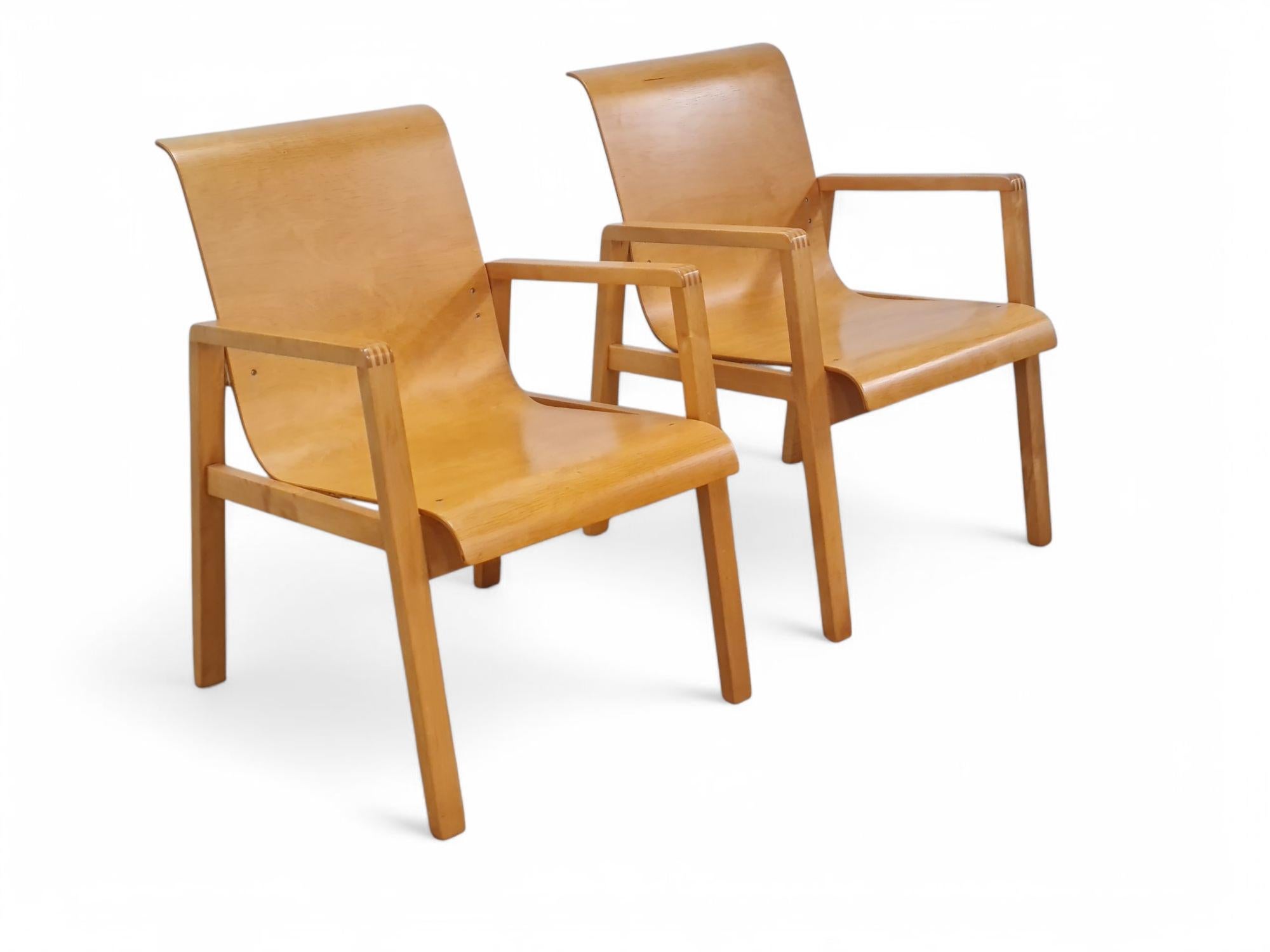 Alvar Aalto Flursesselpaar Modell 403 in Honey Birke, Artek 1950er Jahre (Moderne der Mitte des Jahrhunderts) im Angebot