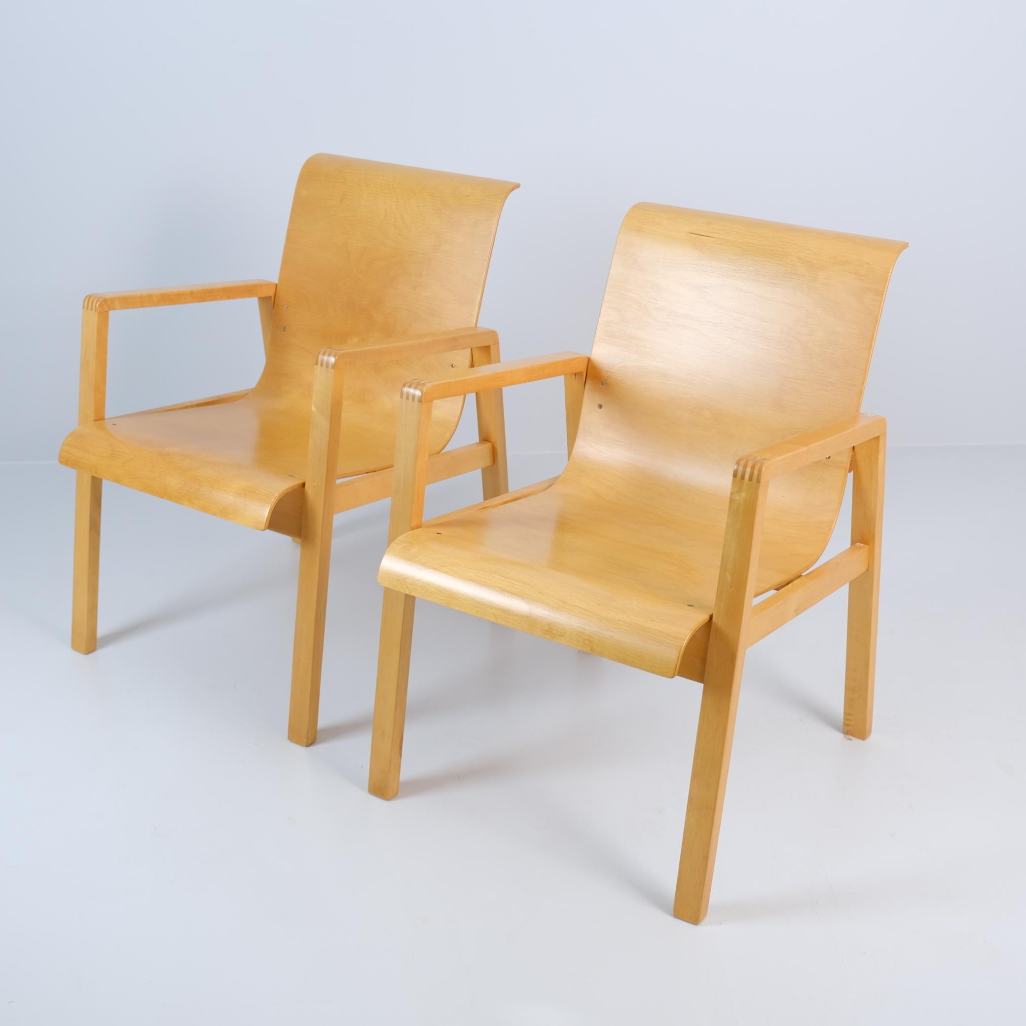 A beautiful pair of mid-century Alvar Aalto hallway chairs model 402 designed for the legendary Paimio Sanatorium designed by Aalto. This beautiful pair is from the 1950s. 

Even though the chairs are made fully of solid birch and bent veneer, the