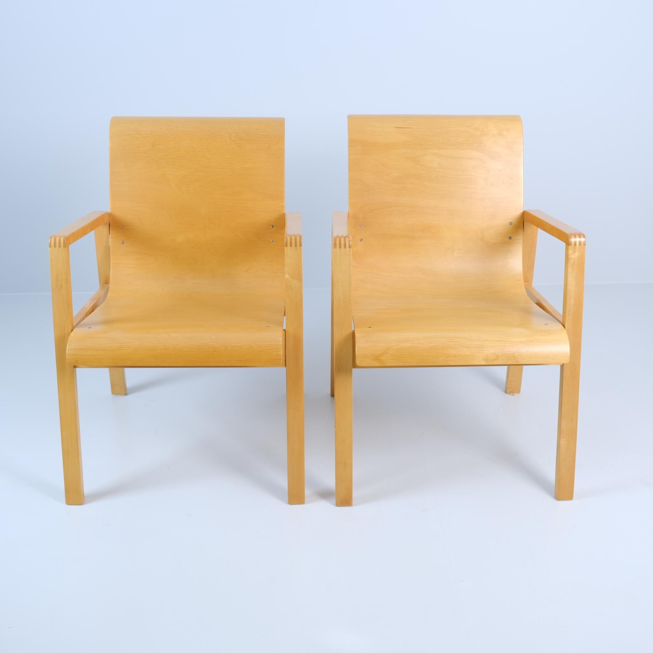Mid-Century Modern Alvar Aalto Pair of Hallway Armchairs Model 403 in Honey Birch, Artek 1950s For Sale