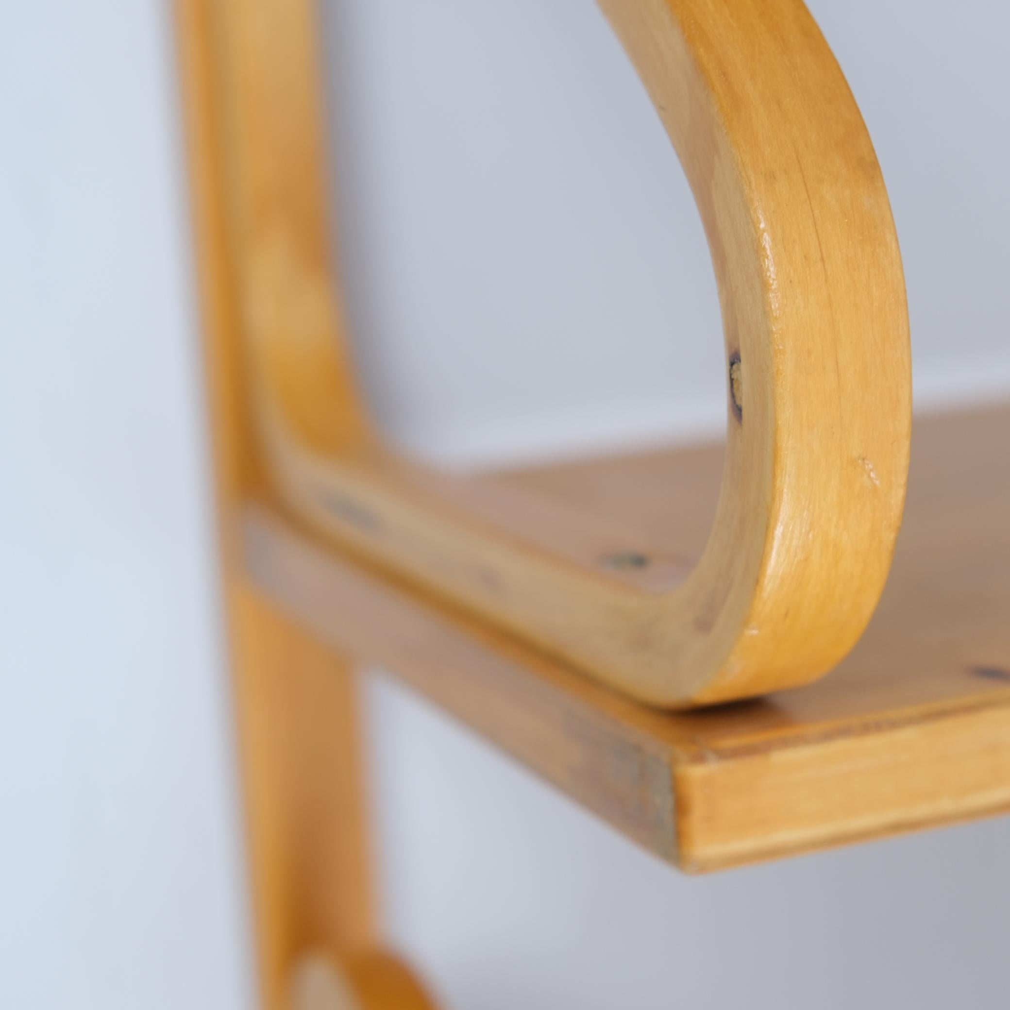 Alvar Aalto Pair of Minimalistic Iconic Shelves Model 112-2 for Artek, 1940s In Good Condition For Sale In Helsinki, FI