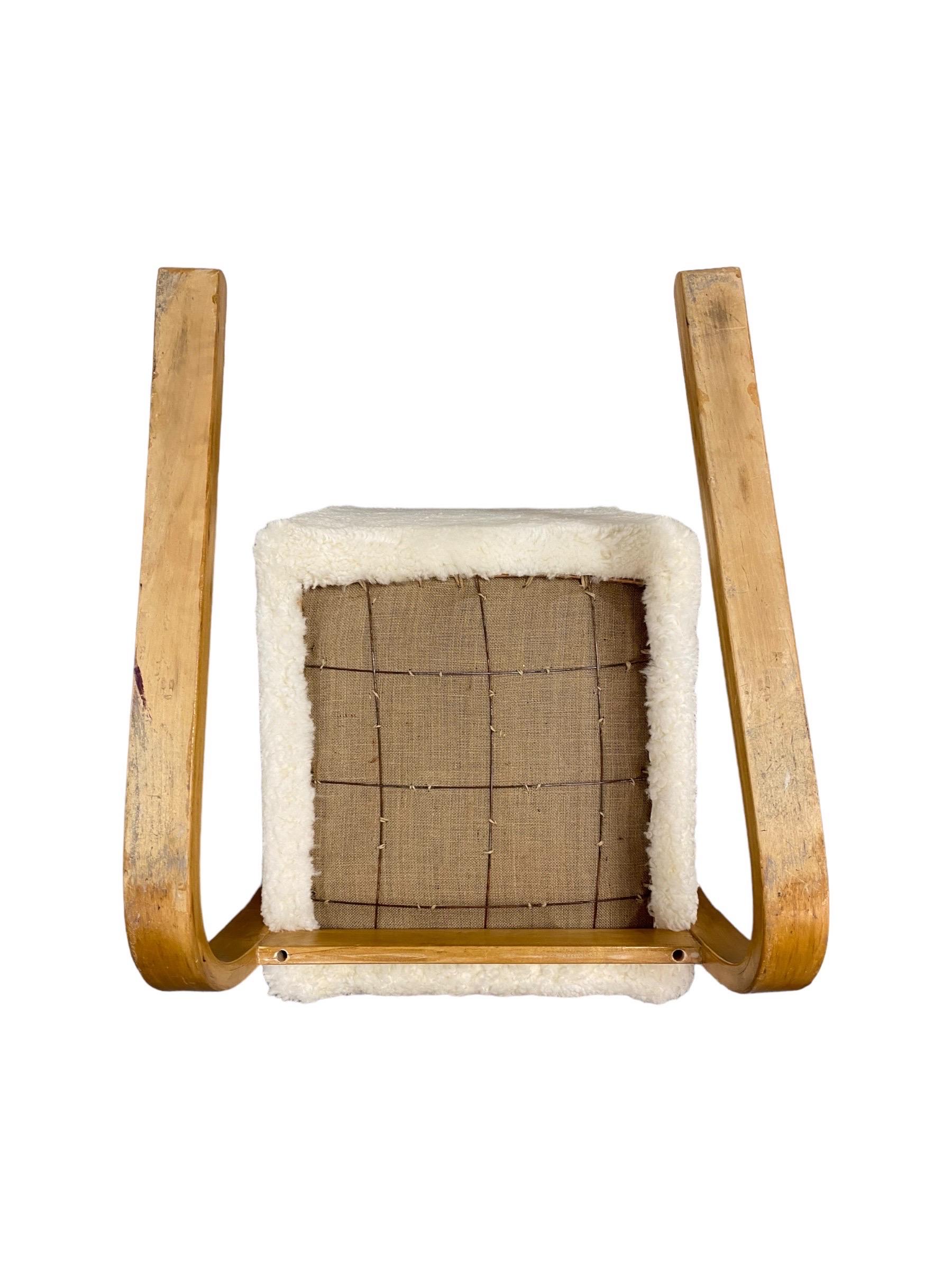 Alvar Aalto Coppia di poltrone a sbalzo imbottite in pelle di pecora Model 402, Artek anni '50 in vendita 3