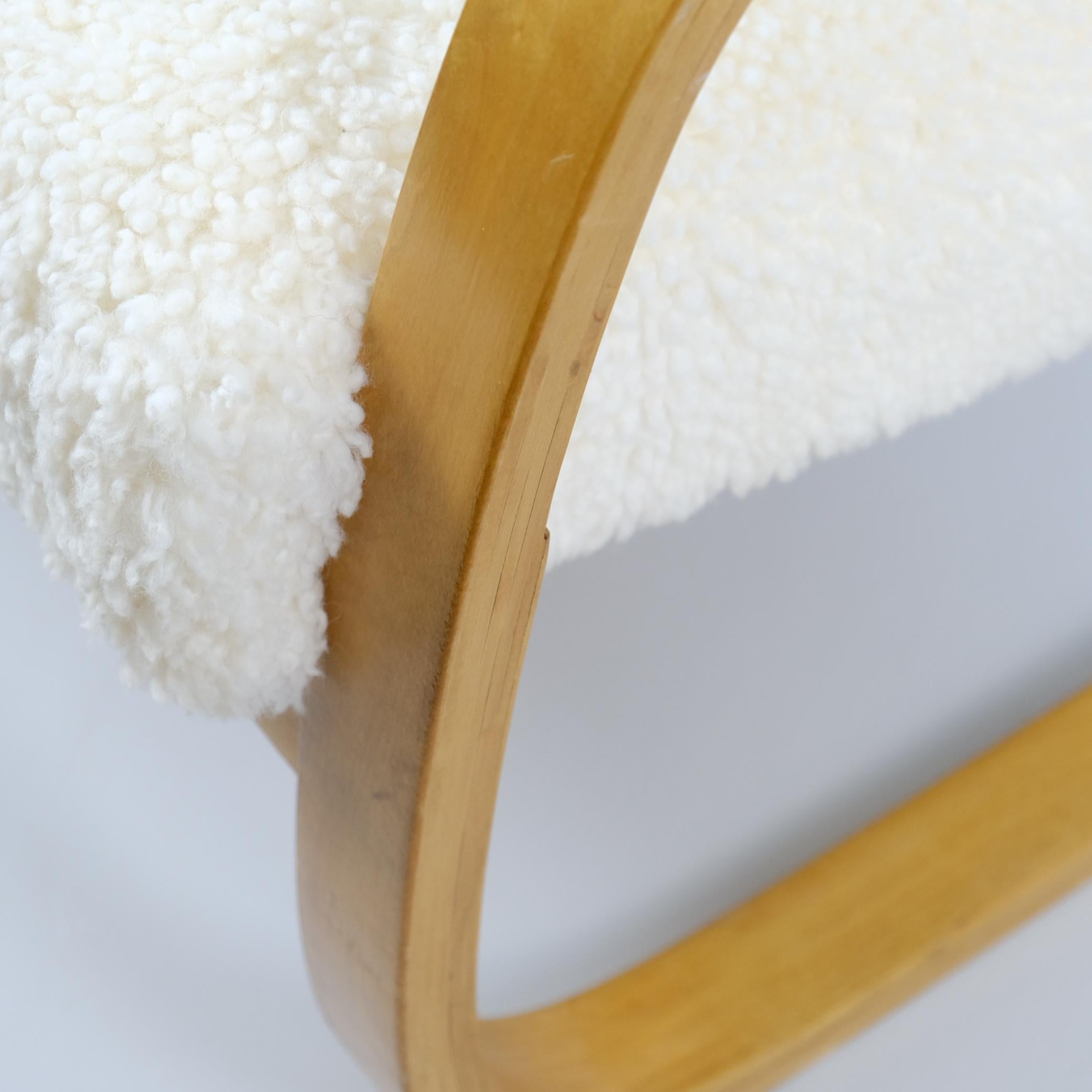 Alvar Aalto Pair of Sheepskin Paded Cantilever Armchairs Model 402, Artek 1950s For Sale 3