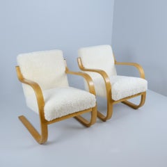 Alvar Aalto Pareja de sillones cantilever acolchados de piel de oveja Modelo 402, Artek Años 50