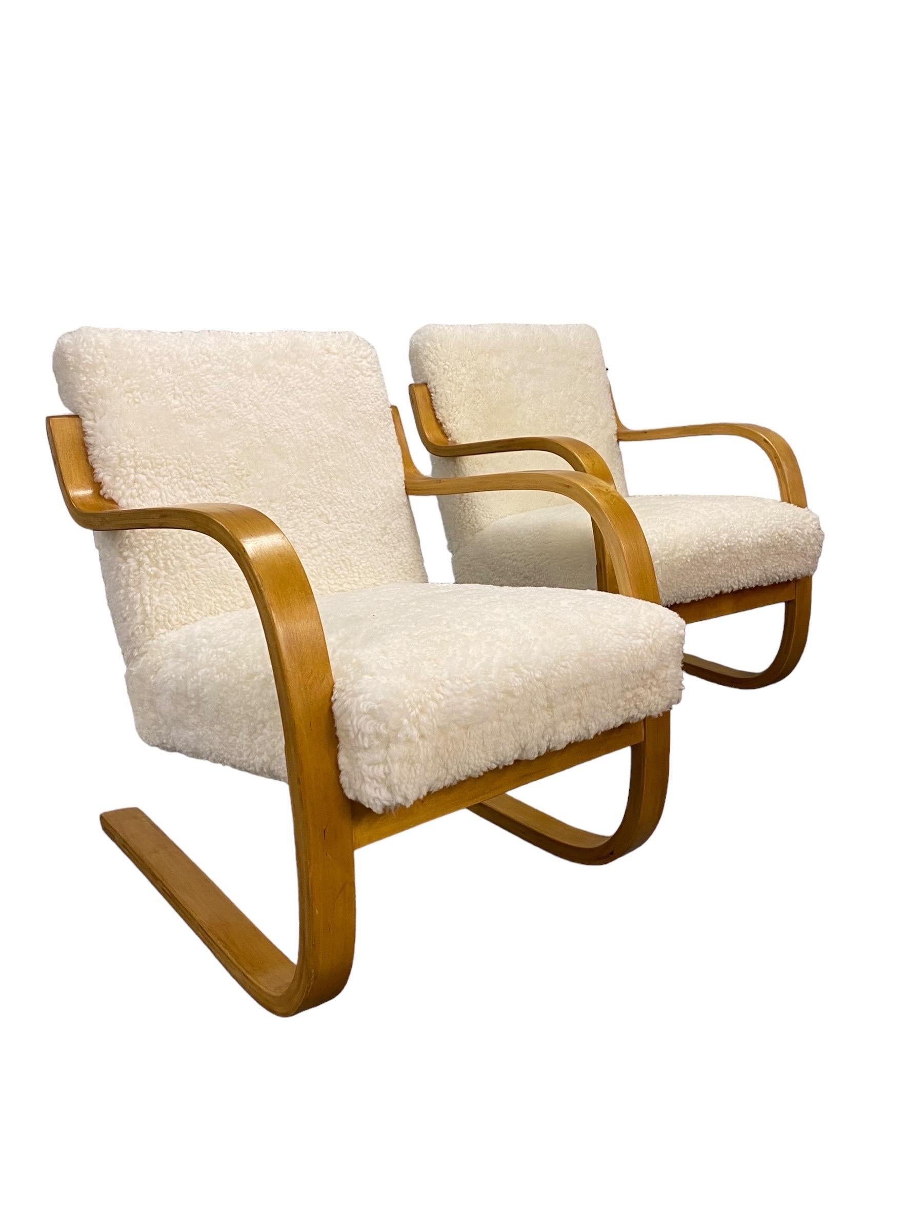 Mid-Century moderno Alvar Aalto Coppia di poltrone a sbalzo imbottite in pelle di pecora Model 402, Artek anni '50 in vendita