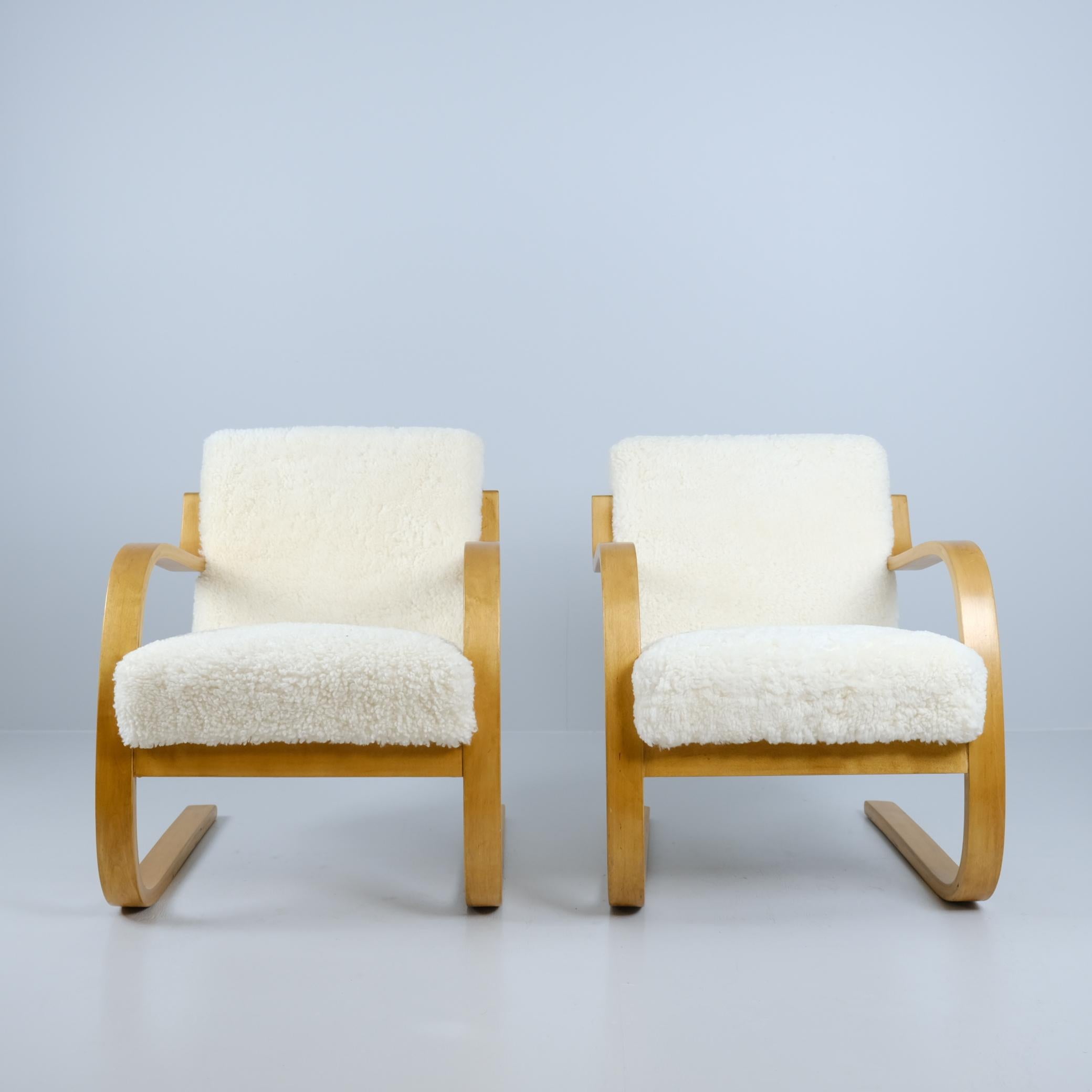 Mid-Century Modern Alvar Aalto Pair of Sheepskin Paded Cantilever Armchairs Model 402, Artek 1950s For Sale