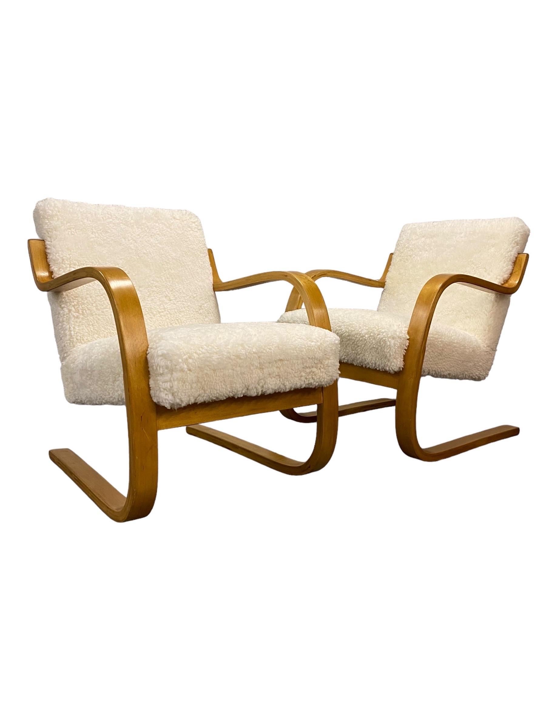 Finlandese Alvar Aalto Coppia di poltrone a sbalzo imbottite in pelle di pecora Model 402, Artek anni '50 in vendita