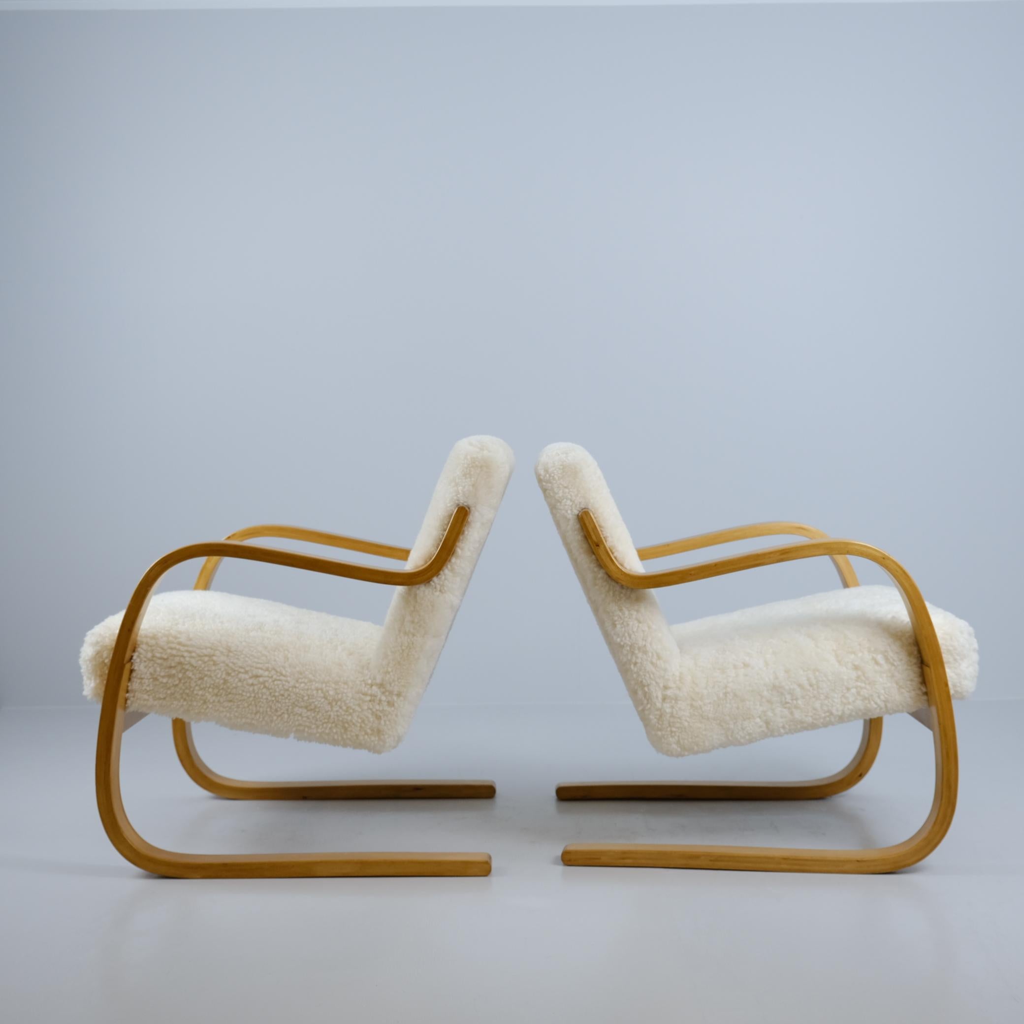 Finnish Alvar Aalto Pair of Sheepskin Paded Cantilever Armchairs Model 402, Artek 1950s For Sale