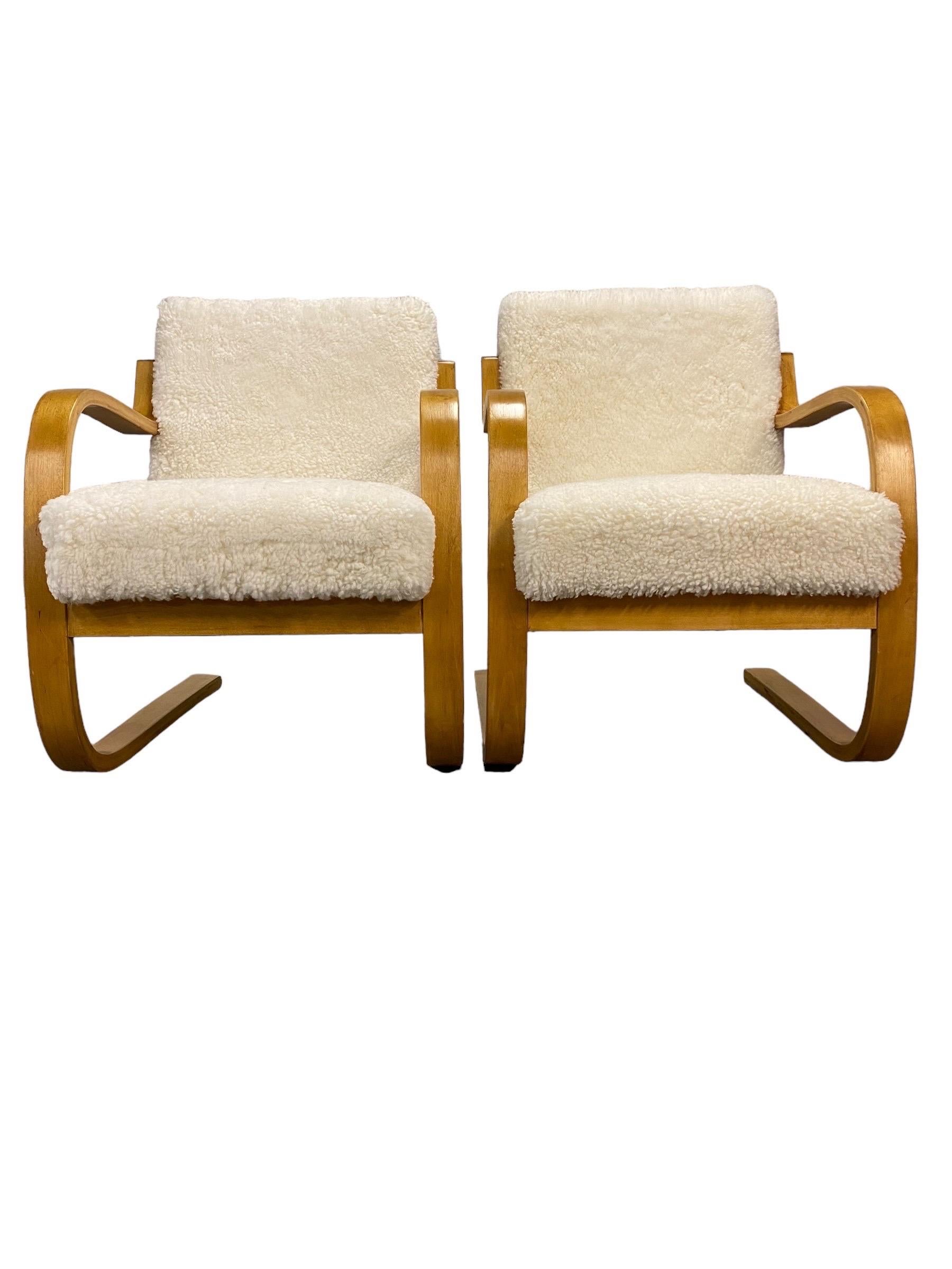 Alvar Aalto Coppia di poltrone a sbalzo imbottite in pelle di pecora Model 402, Artek anni '50 In condizioni buone in vendita a Helsinki, FI