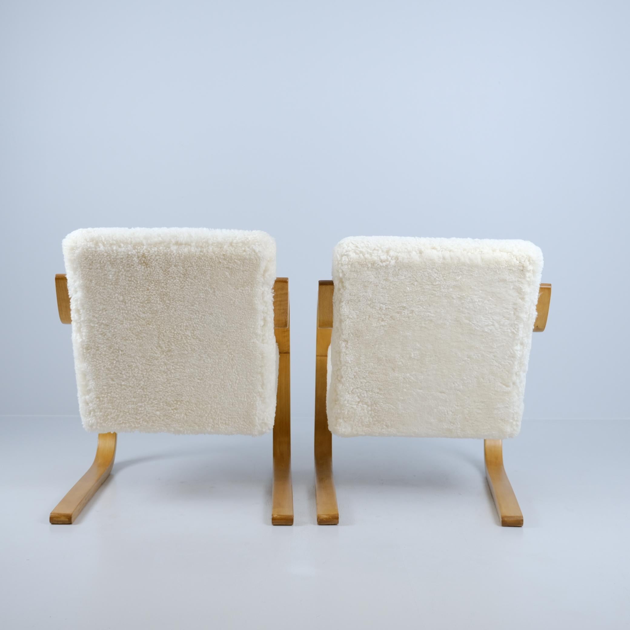 Alvar Aalto Pair of Sheepskin Paded Cantilever Armchairs Model 402, Artek 1950s In Good Condition For Sale In Helsinki, FI