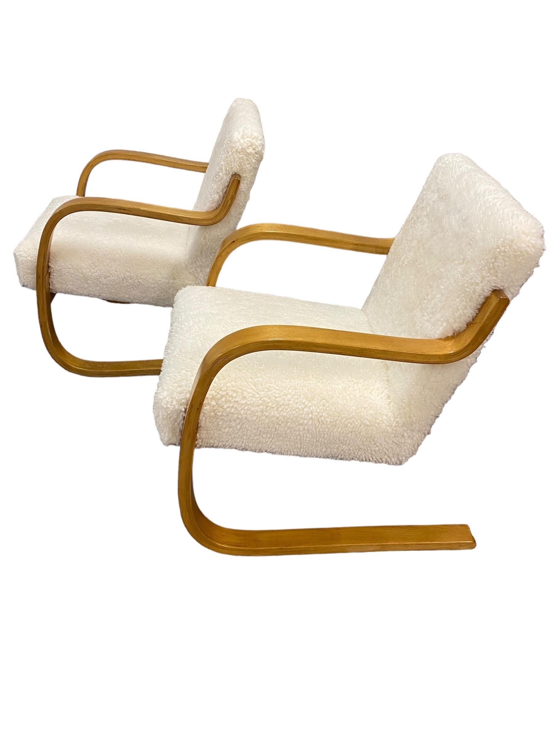 Metà XX secolo Alvar Aalto Coppia di poltrone a sbalzo imbottite in pelle di pecora Model 402, Artek anni '50 in vendita