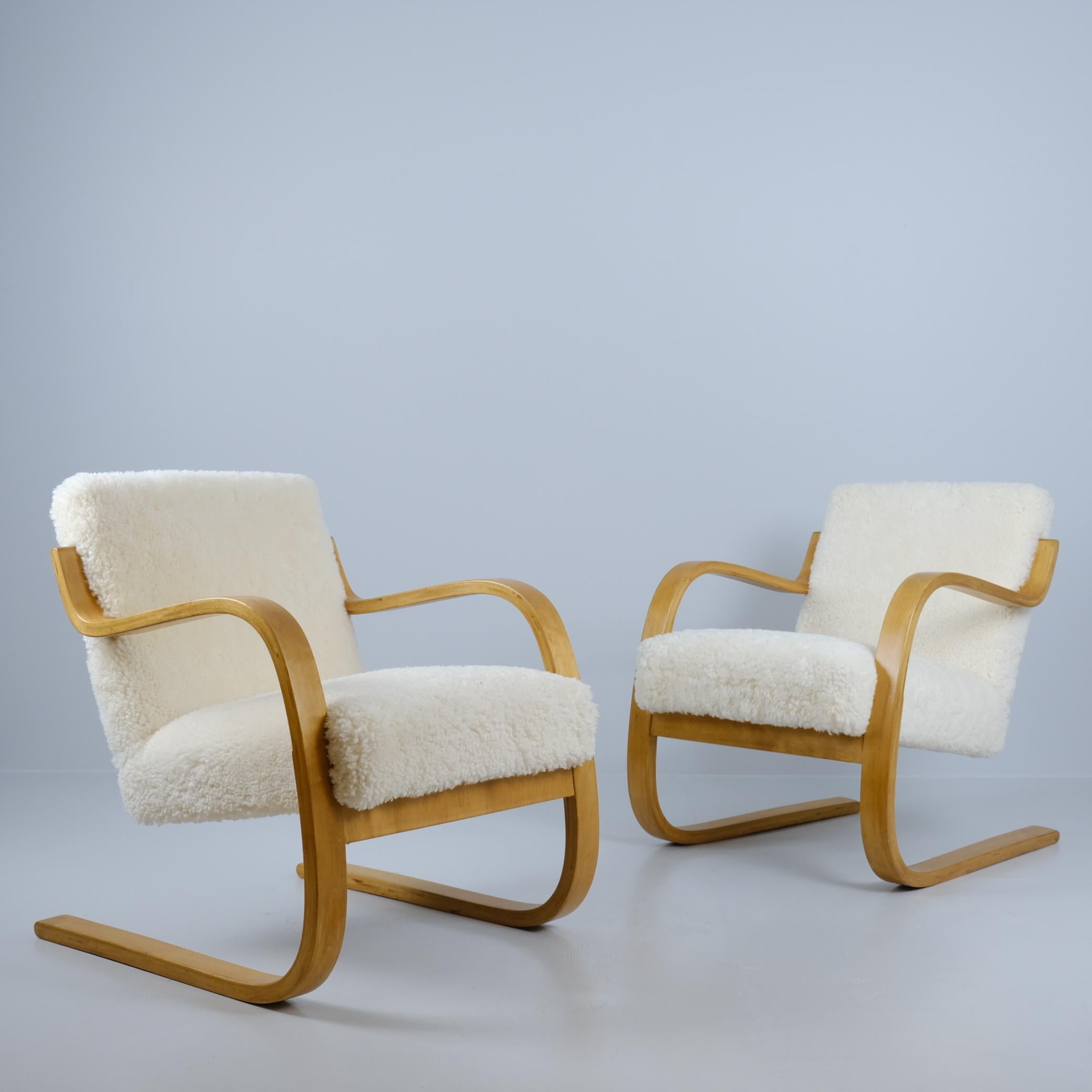 Mid-20th Century Alvar Aalto Pair of Sheepskin Paded Cantilever Armchairs Model 402, Artek 1950s For Sale