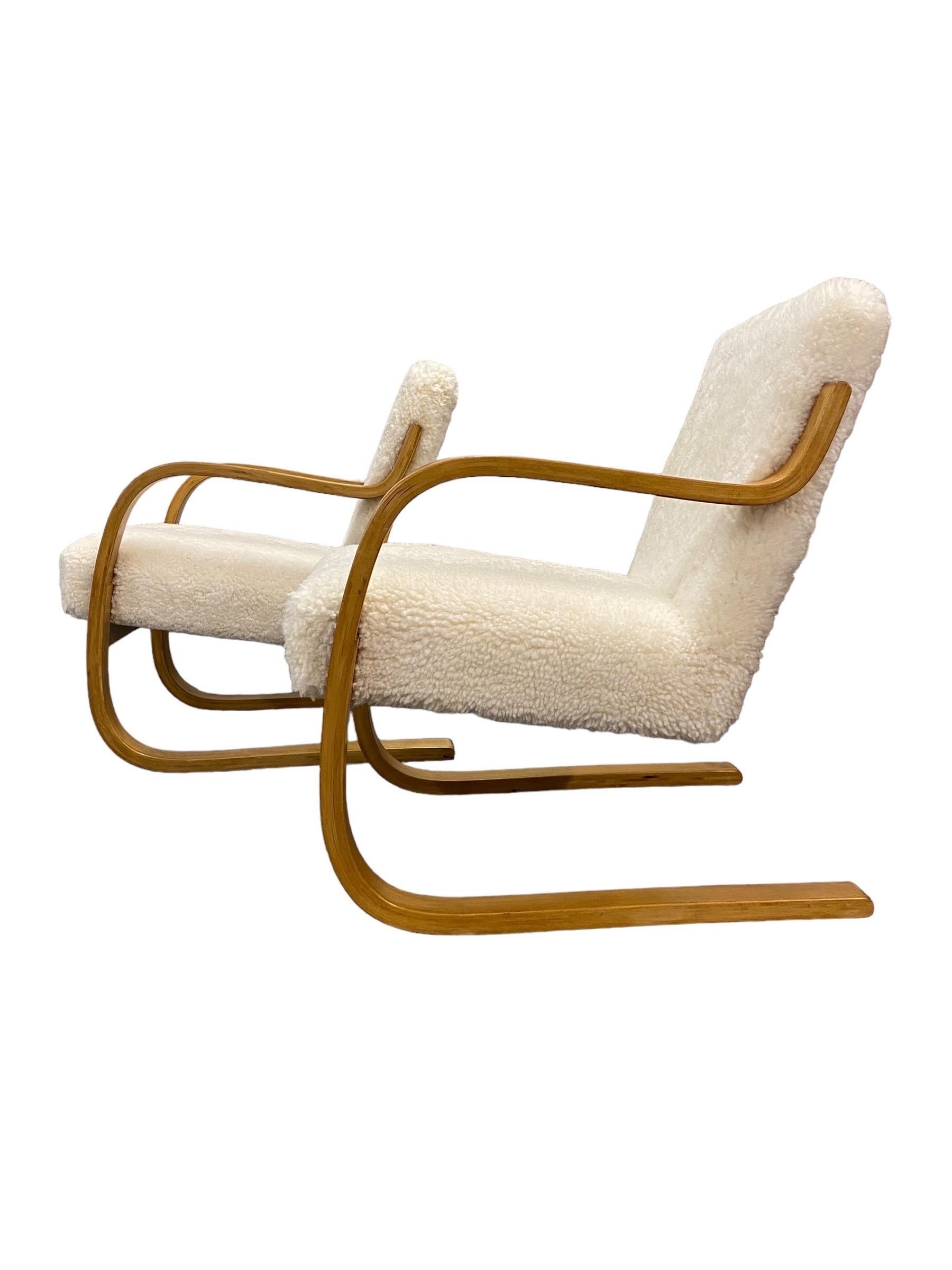 Metallo Alvar Aalto Coppia di poltrone a sbalzo imbottite in pelle di pecora Model 402, Artek anni '50 in vendita