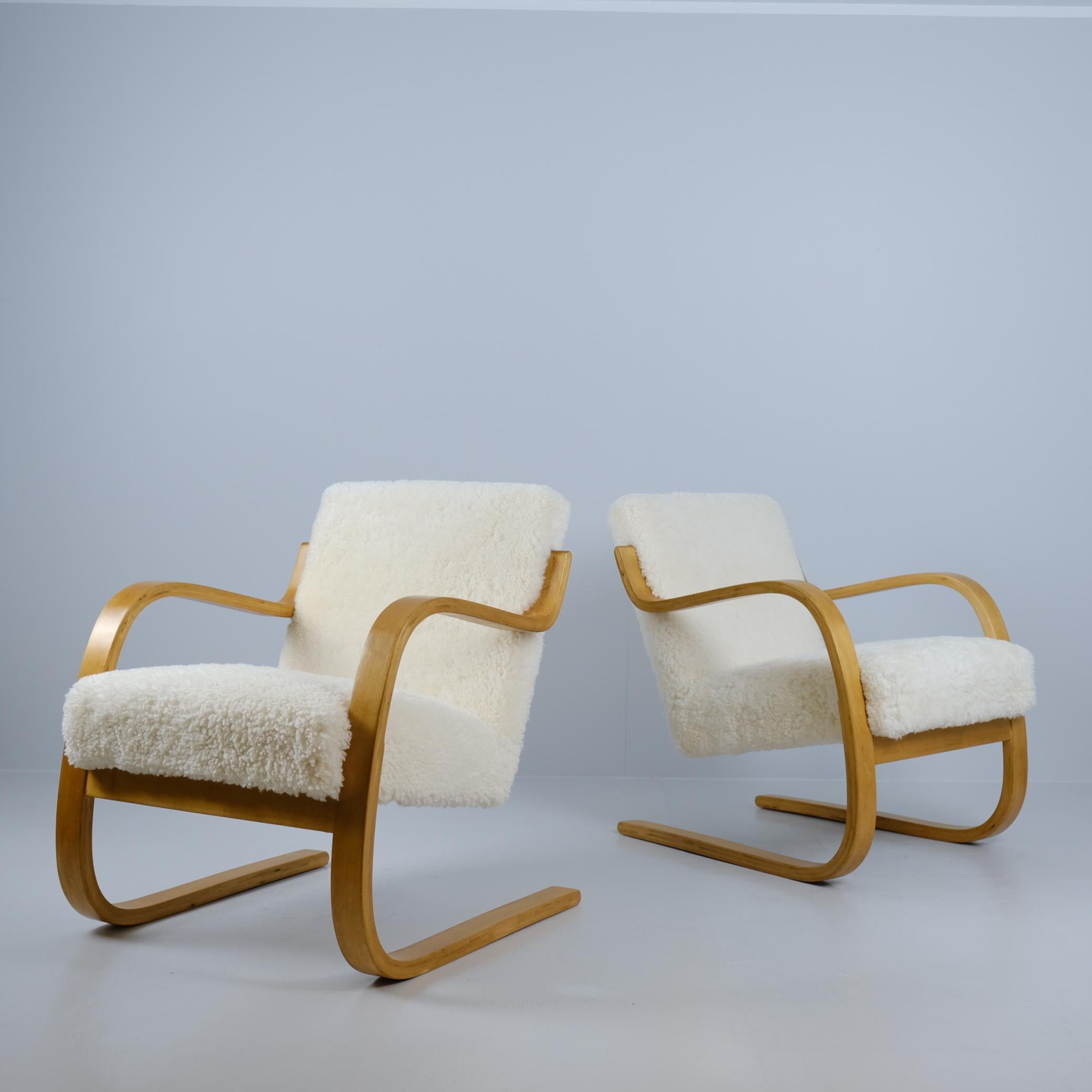 Metal Alvar Aalto Pair of Sheepskin Paded Cantilever Armchairs Model 402, Artek 1950s For Sale