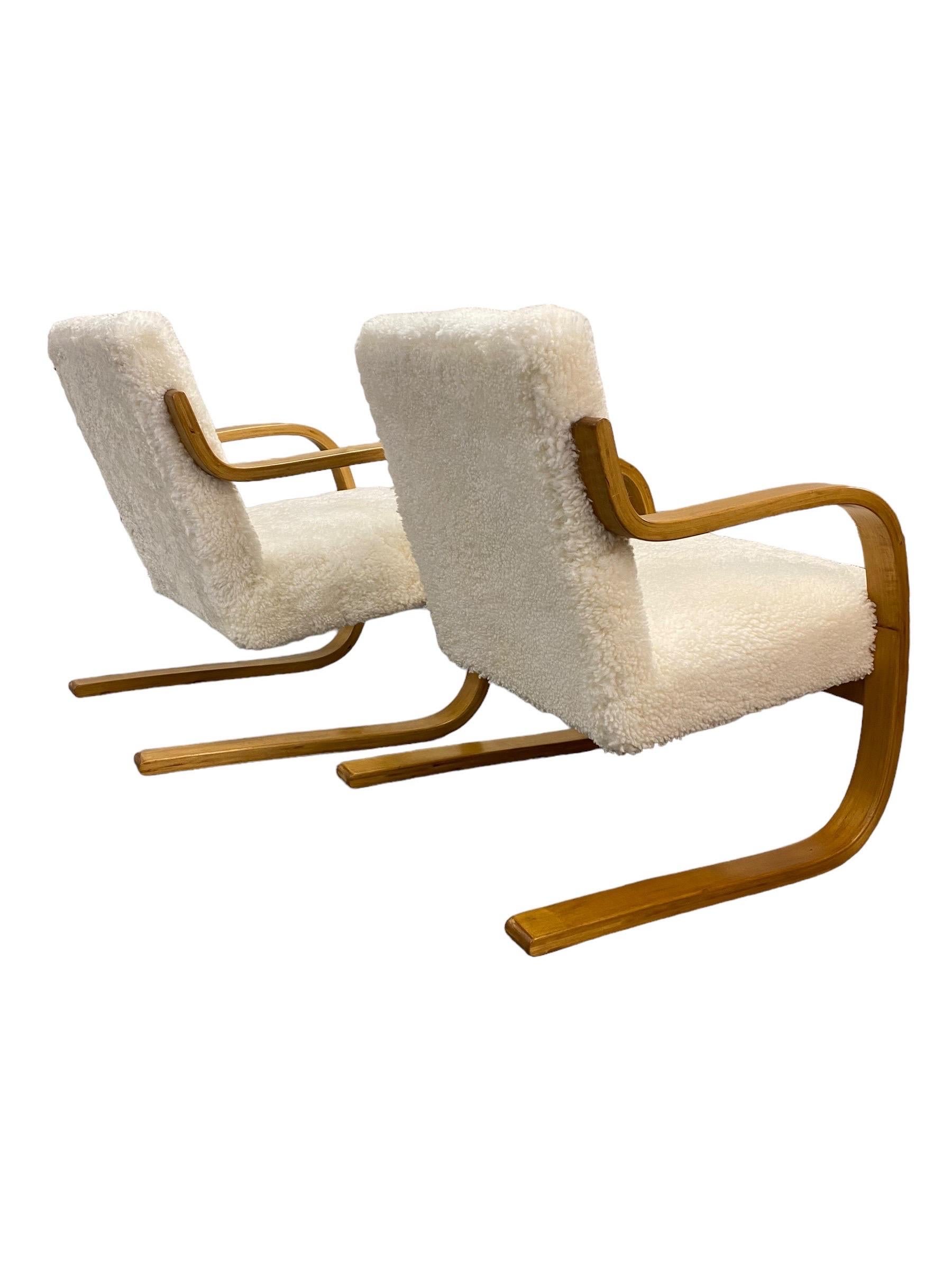 Alvar Aalto Coppia di poltrone a sbalzo imbottite in pelle di pecora Model 402, Artek anni '50 in vendita 1