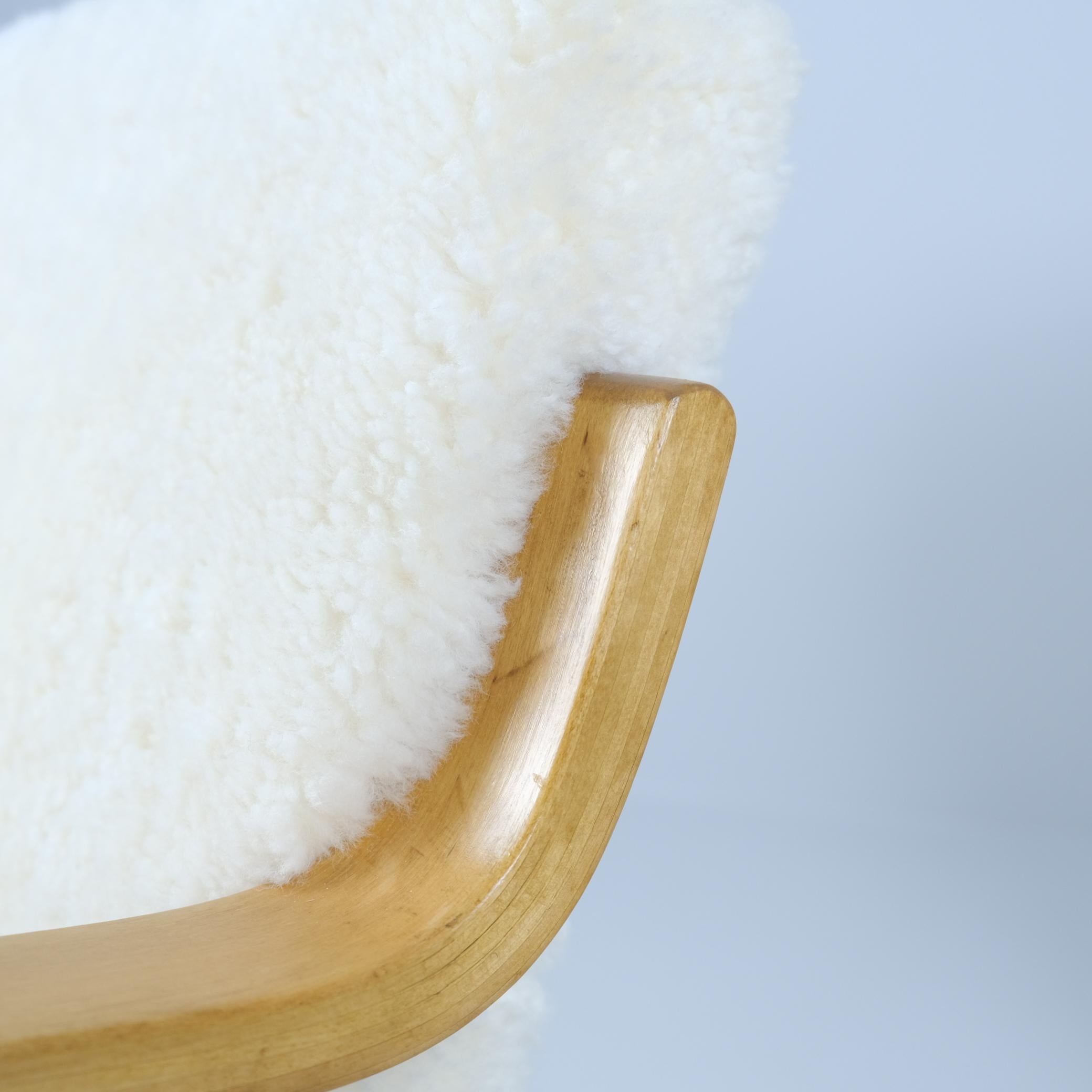Alvar Aalto Pair of Sheepskin Paded Cantilever Armchairs Model 402, Artek 1950s For Sale 1