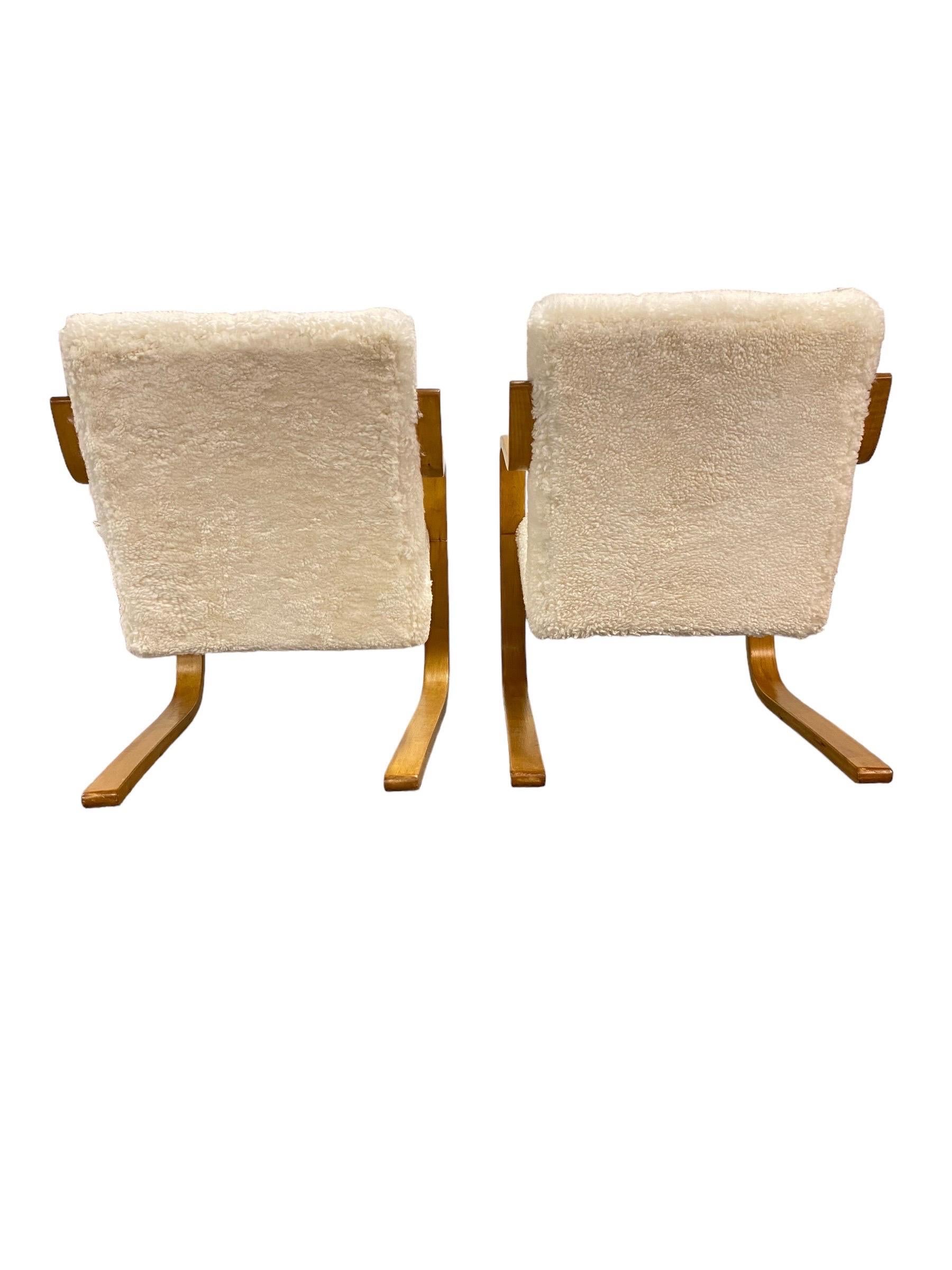 Alvar Aalto Coppia di poltrone a sbalzo imbottite in pelle di pecora Model 402, Artek anni '50 in vendita 2