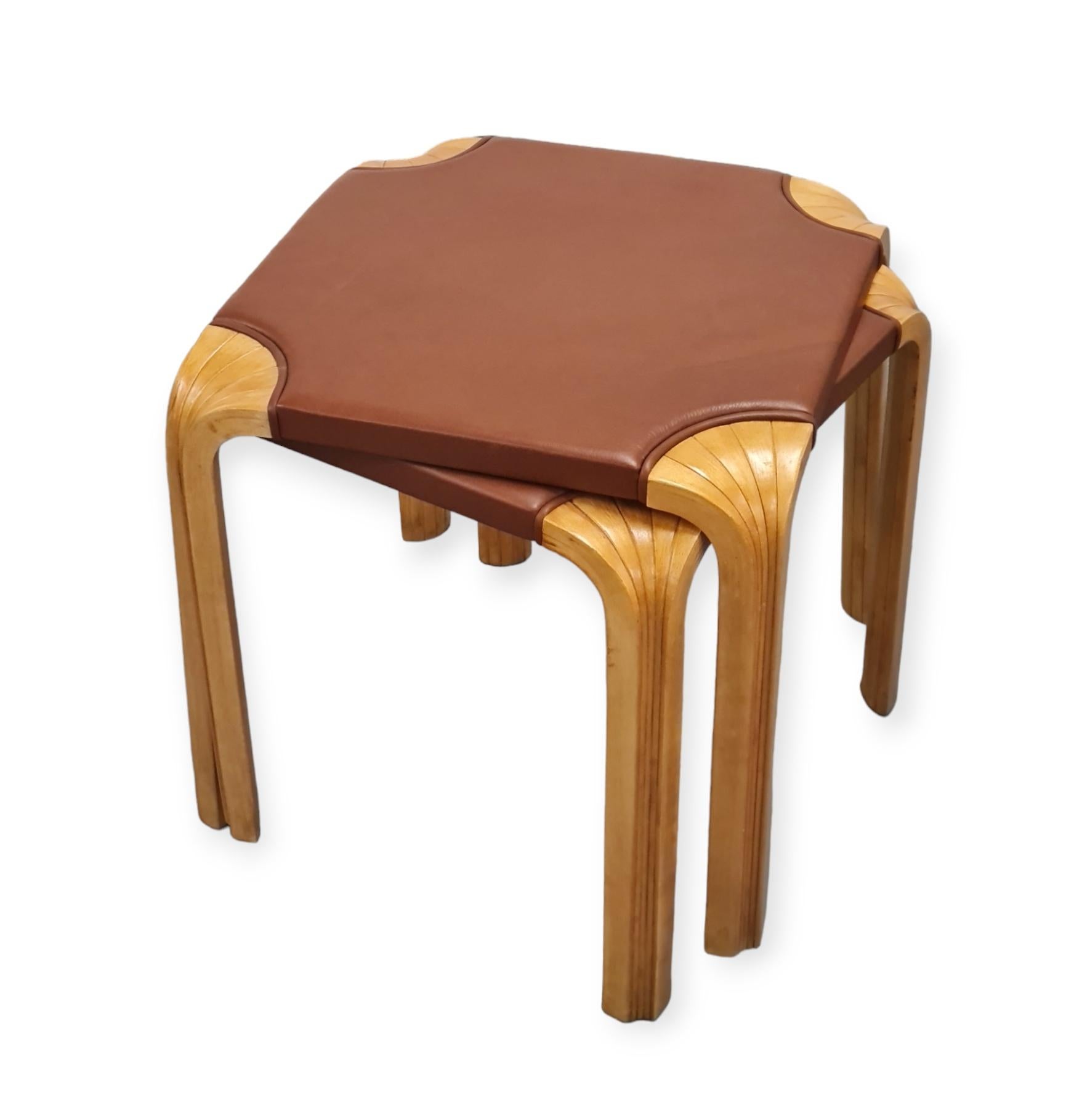 Alvar Aalto, Paire de tabourets X601 avec pieds en éventail et cuir Brown, Artek 1960s en vente 4