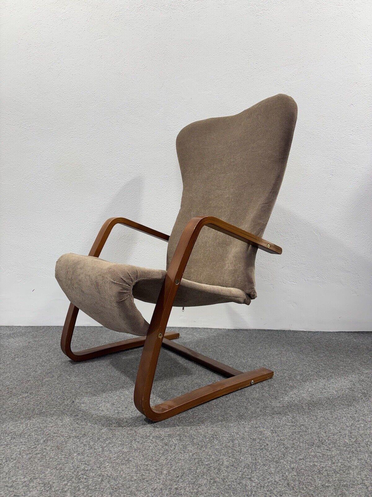 Alvar Aalto Poltrona Design Scandinavo Anni 60 Danish Modernariato.

Struttura in legno e metallo, rivestito in tessuto, interno in spugna leggera.

L’articolo è in buone condizioni conservative, non vi è alcun difetto estetico o strutturale