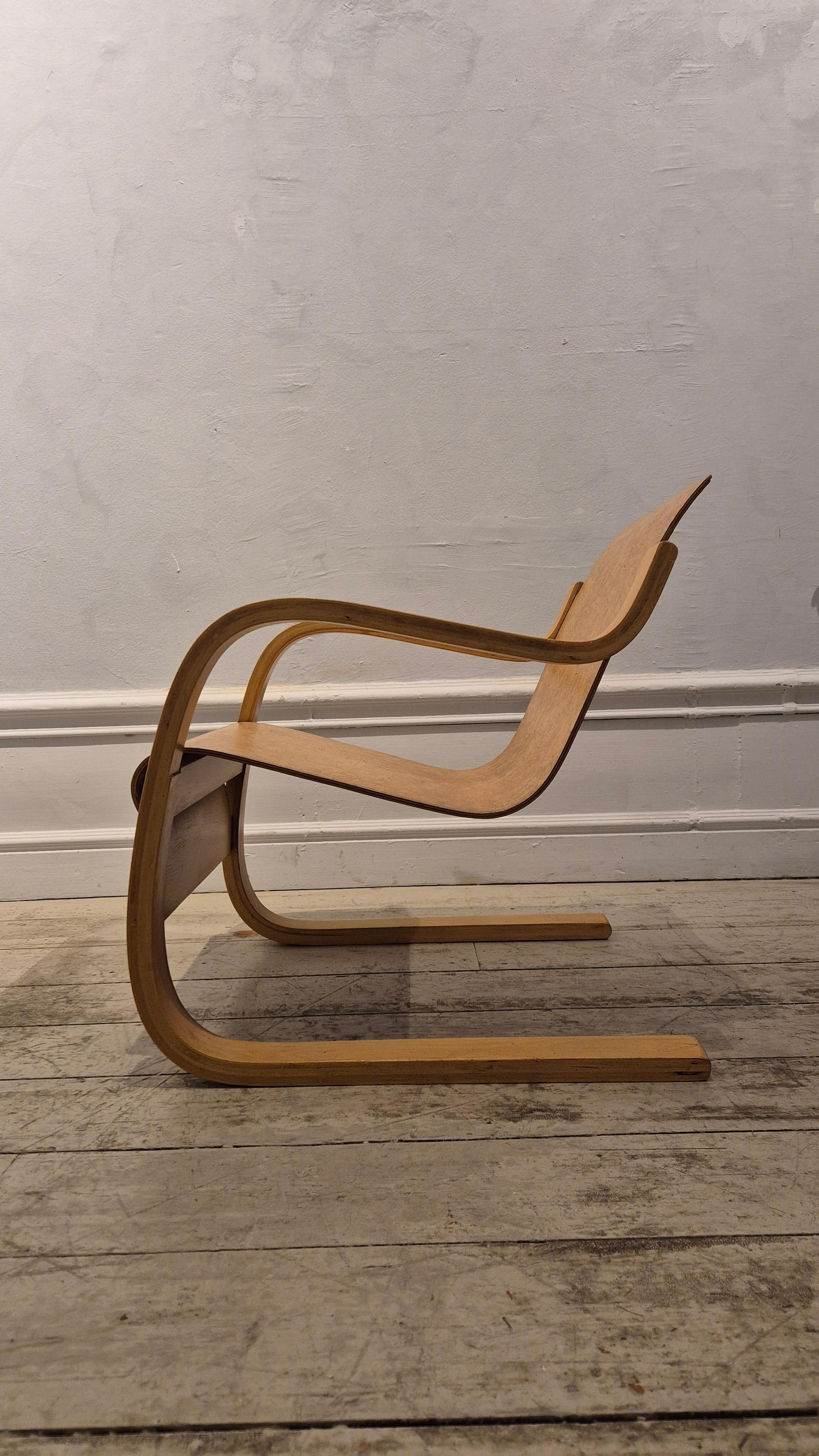Rare sculptural and collectable armchair model No. 31 / Paimo by Alvar Aalto. Produced by Huonekalu-ja Rakennustyötehdas Oy Turku, produced during the 1930/40s.


Steam bent plywood beech frame, seat in laminated root veneer.


The armchair model