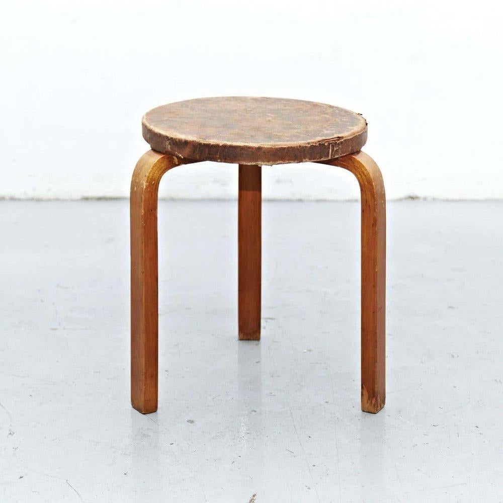Alvar Aalto Rare Stool in Wood and Leather for Artek, circa 1950 (Moderne der Mitte des Jahrhunderts) im Angebot