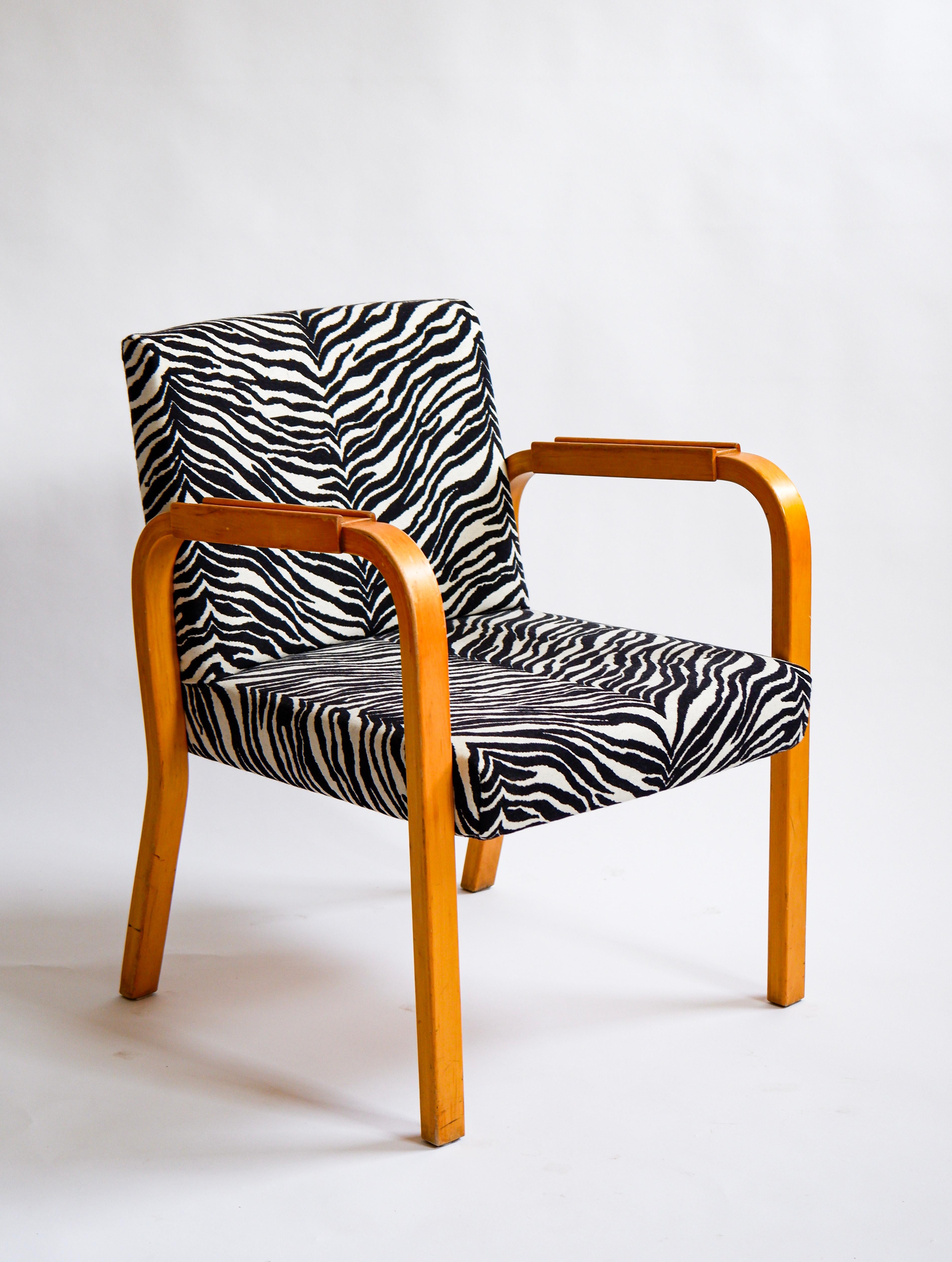 Rare variation du modèle 46 conçu par Alvar Aalto dans les années 40 et produit par Artek en Finlande à la même époque. Les chaises sont composées de deux accoudoirs extrêmement rares. Il a été entièrement retapissé avec le tissu original d'Artek.