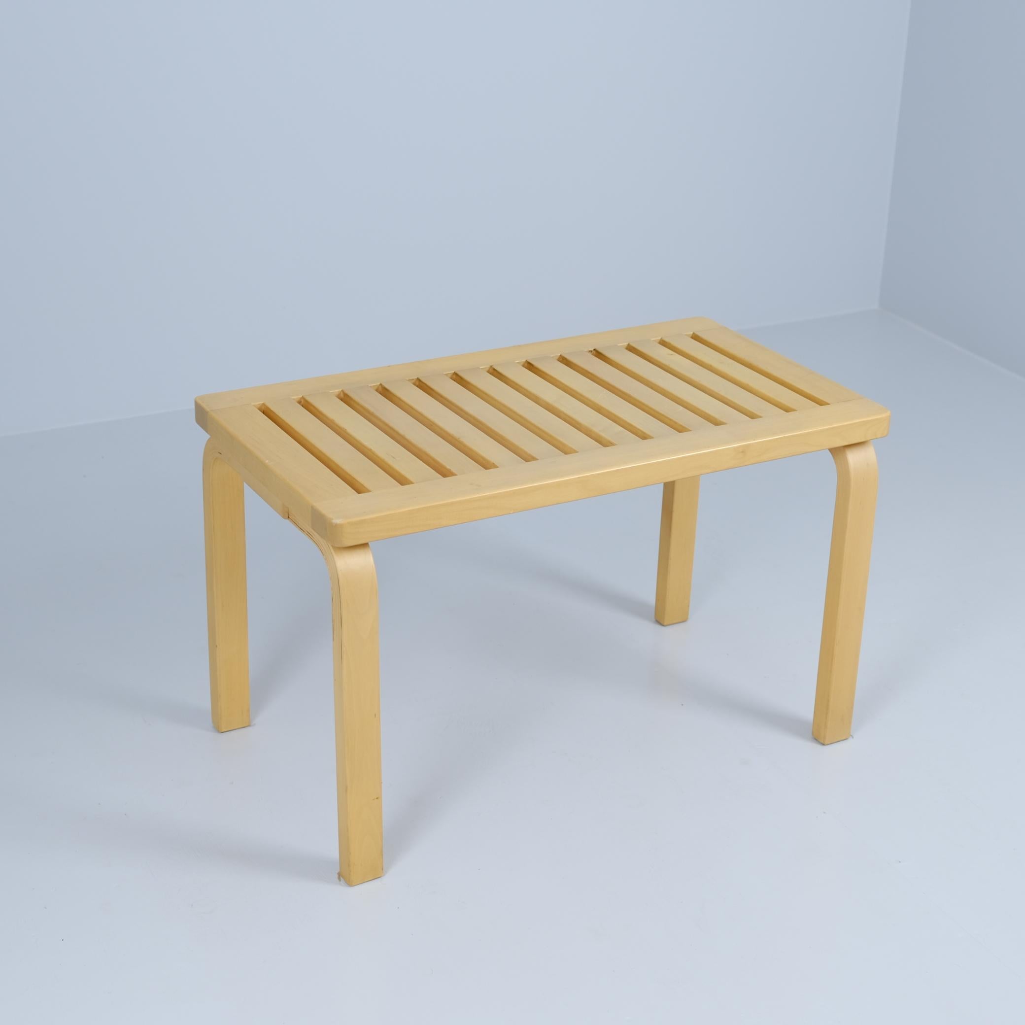 Iconica panca modello 153 disegnata da Alvar Aalto e prodotta da Artek negli anni Sessanta. La panchina è in ottime condizioni originali. Come in molte opere di Alvar Aalto, la bellezza deriva dalla semplicità e dal funzionalismo. Questa panchina