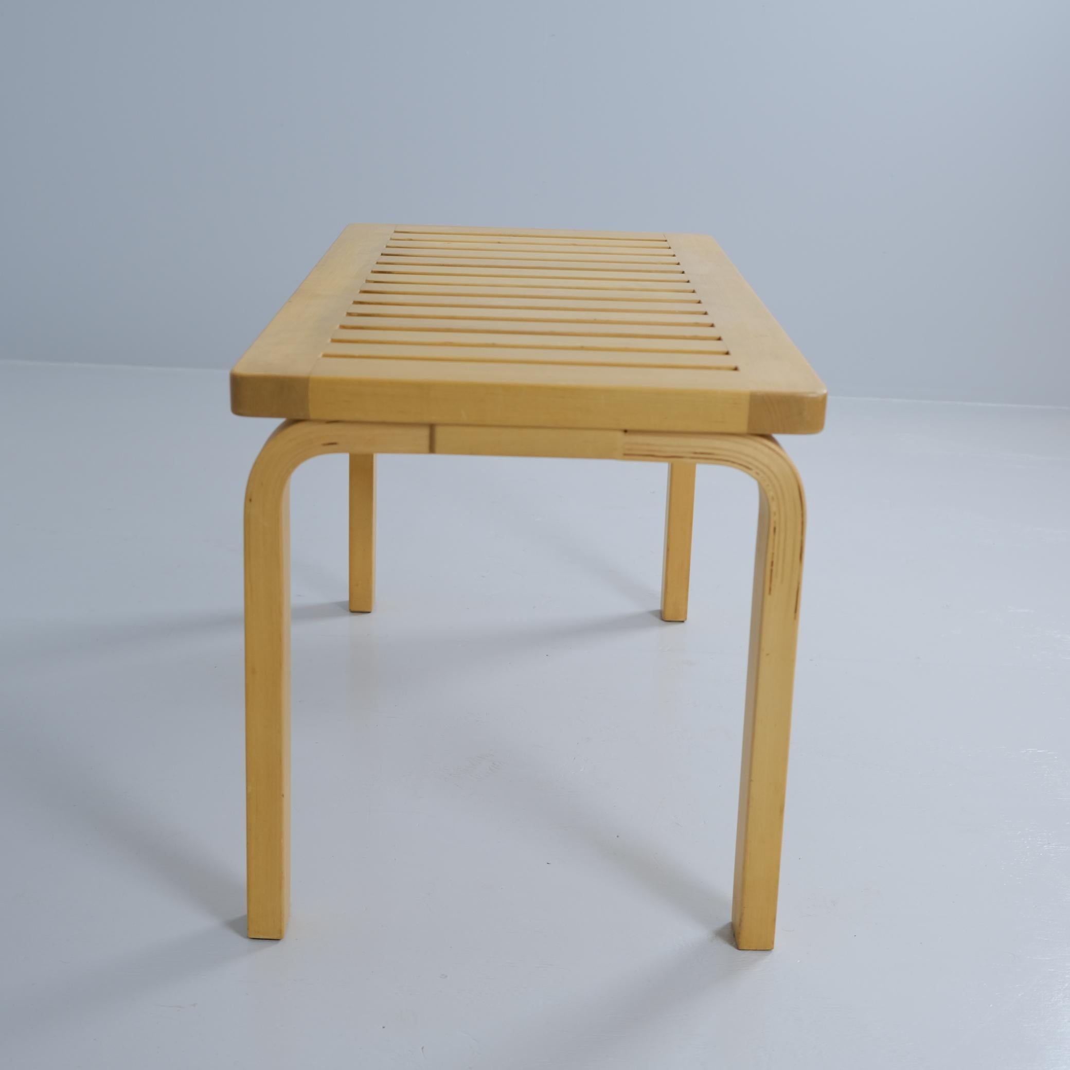 Finlandese Panchina in betulla 'Ritiläpenkki' di Alvar Aalto modello 153B, Artek anni '70 in vendita