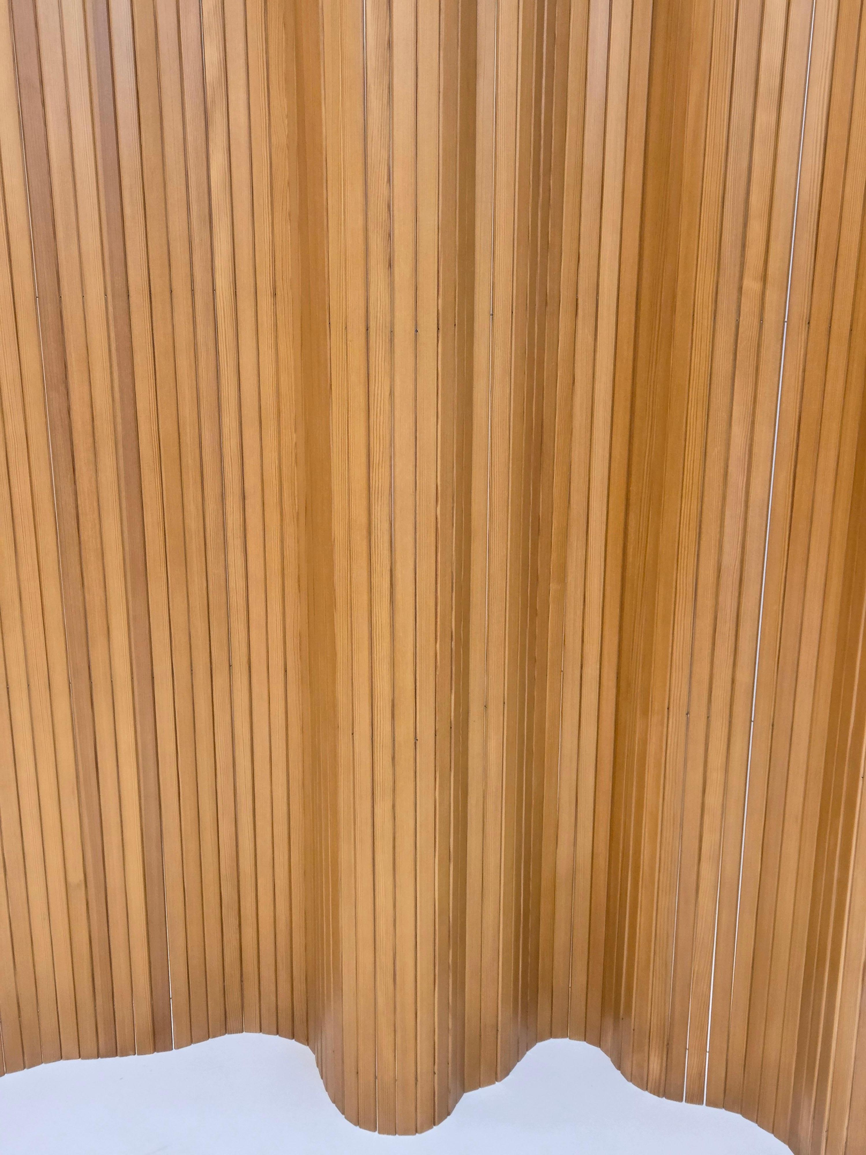 Séparation de pièces d'Alvar Aalto, modèle 100, fabriquée par Artek, matériau : pin. L'écran date des années 1950 et est en très bon état. Belle patine du temps.