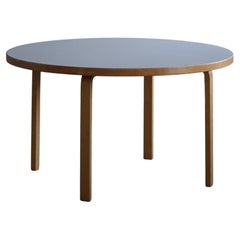 Table de salle à manger ronde Alvar Aalto en bouleau et stratifié blanc, fabriquée dans les années 1980