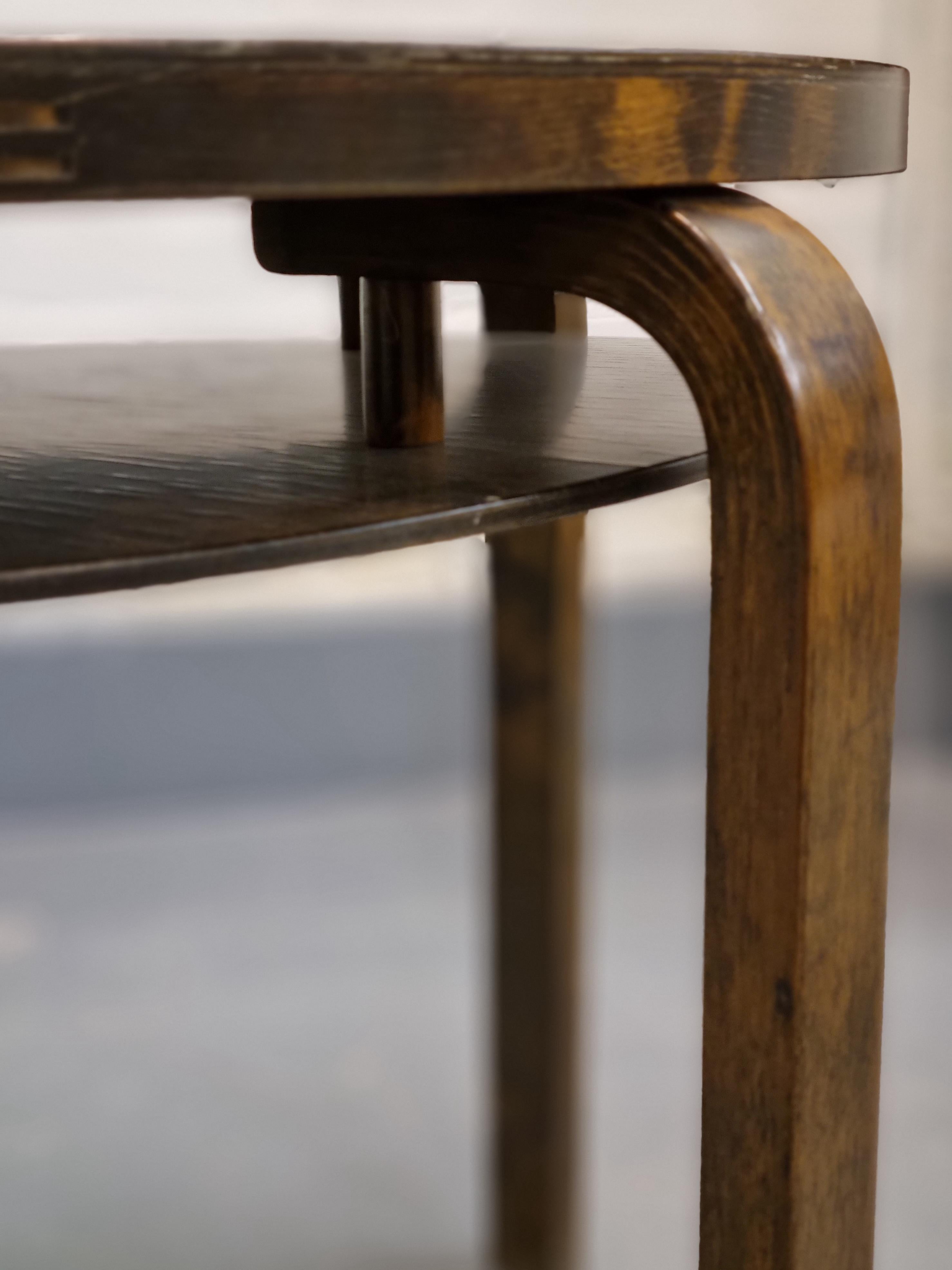 Il s'agit d'une table ronde A71 très polyvalente, conçue par Alvar Aalto (Finlande, 1898-1976) dans les années 1930 pour Design/One. Huonekalu- ja Rakennustyötehdas A.B.

La table est en bouleau teinté noyer, de forme ronde avec des pieds en L. Il y