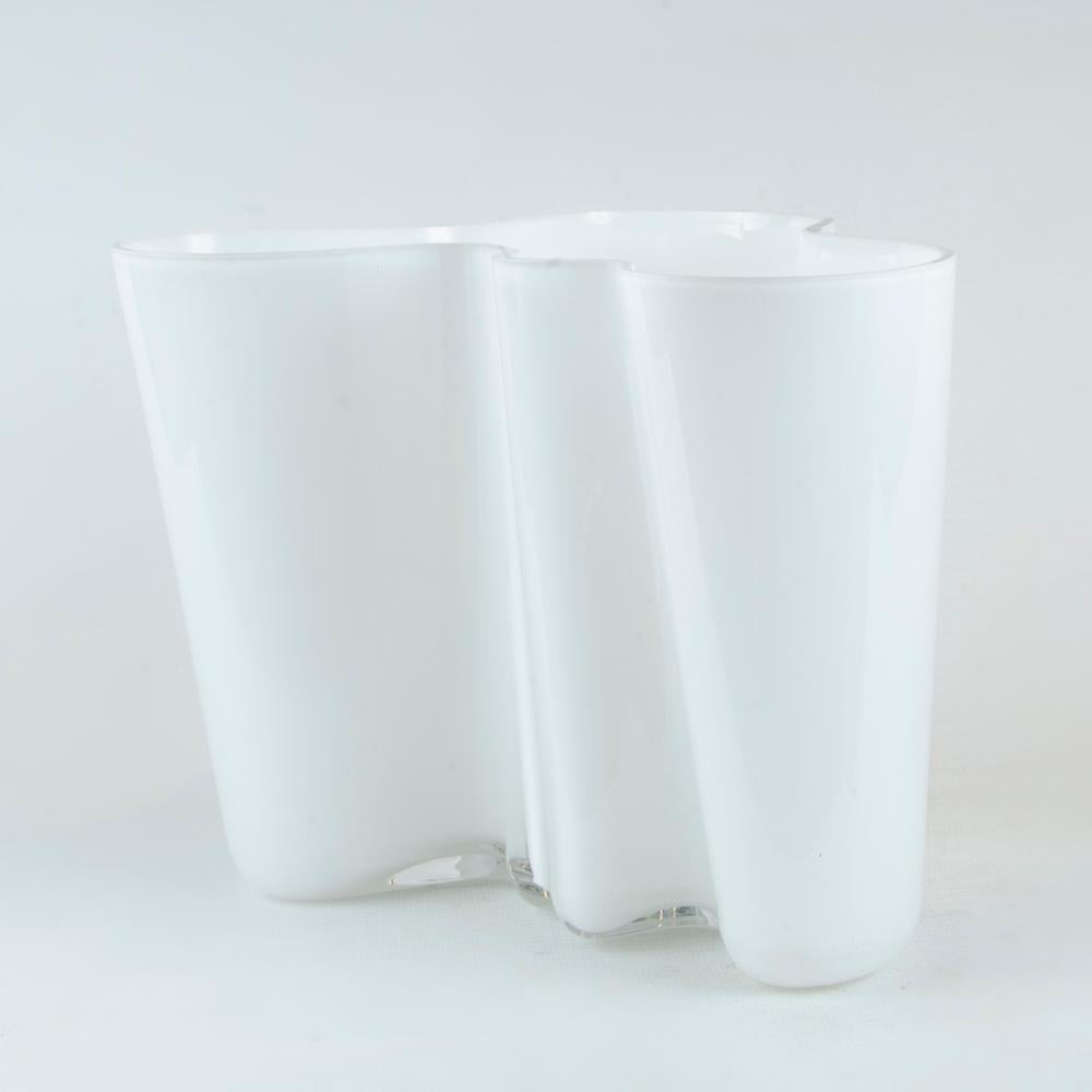 Questo vaso Iittala Aalto Opal White Maljakko è un classico finlandese disegnato nel 1936 da Alvar Aalto. Ogni vaso è realizzato a mano dagli esperti soffiatori di vetro della fabbrica di vetro Iittala. Il vaso Aalto+Aalto di Iittala è noto come un