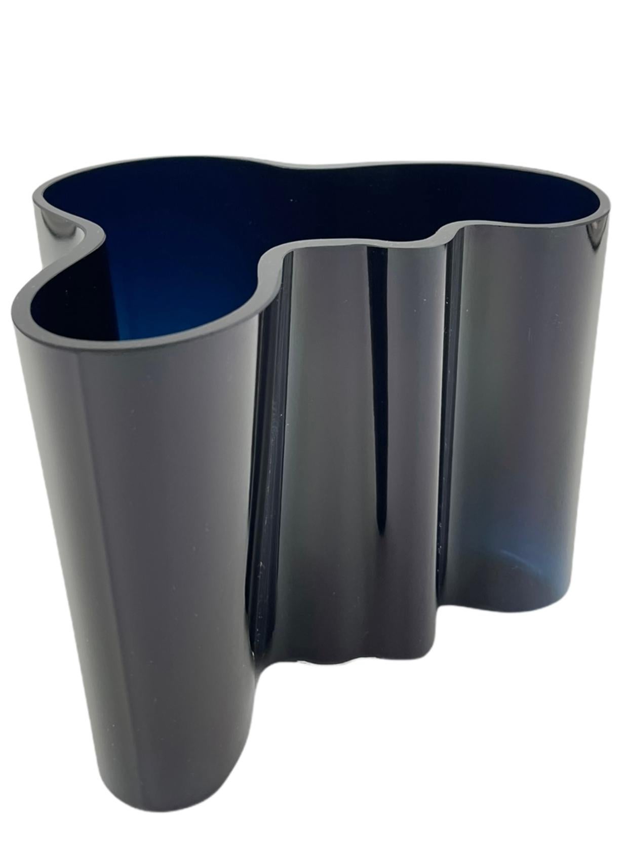 Alvar Aalto, Vase „Savoy“ aus blau getöntem Glas, Iittala, Finnland (Finnisch) im Angebot