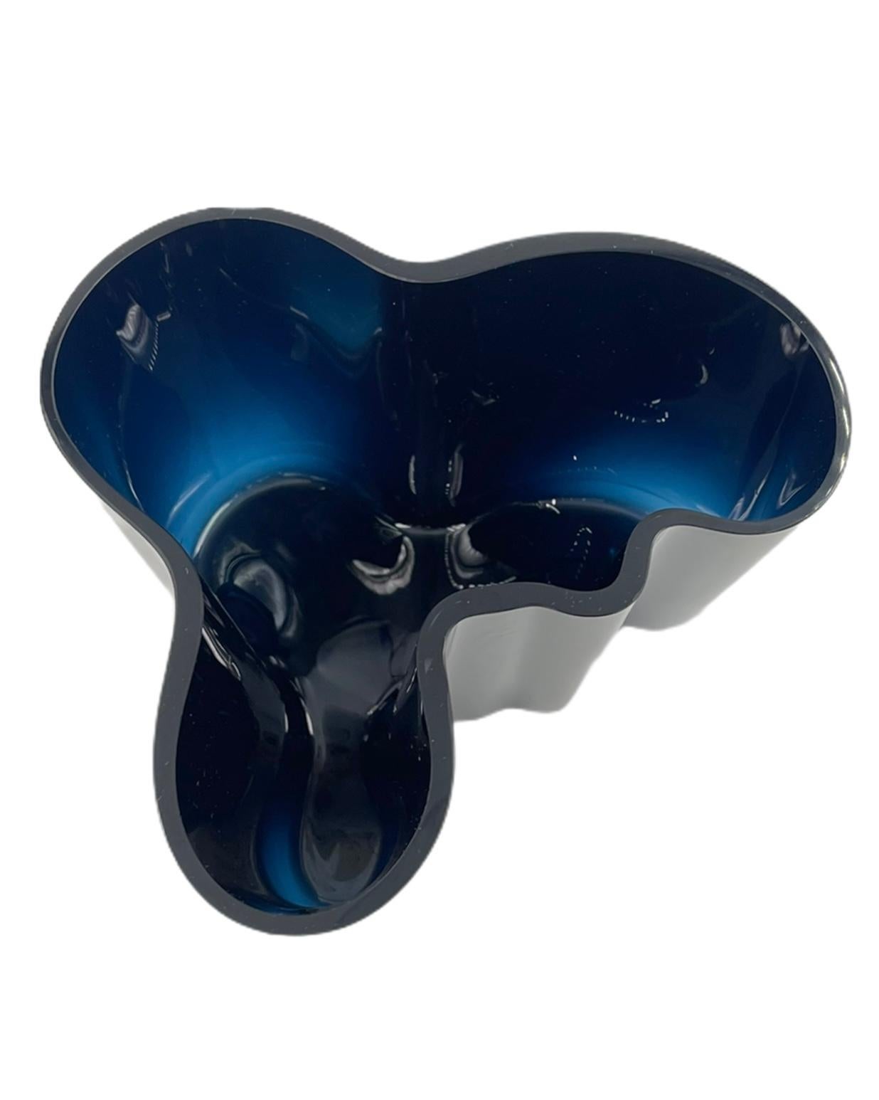 Alvar Aalto, Vase „Savoy“ aus blau getöntem Glas, Iittala, Finnland im Angebot 1