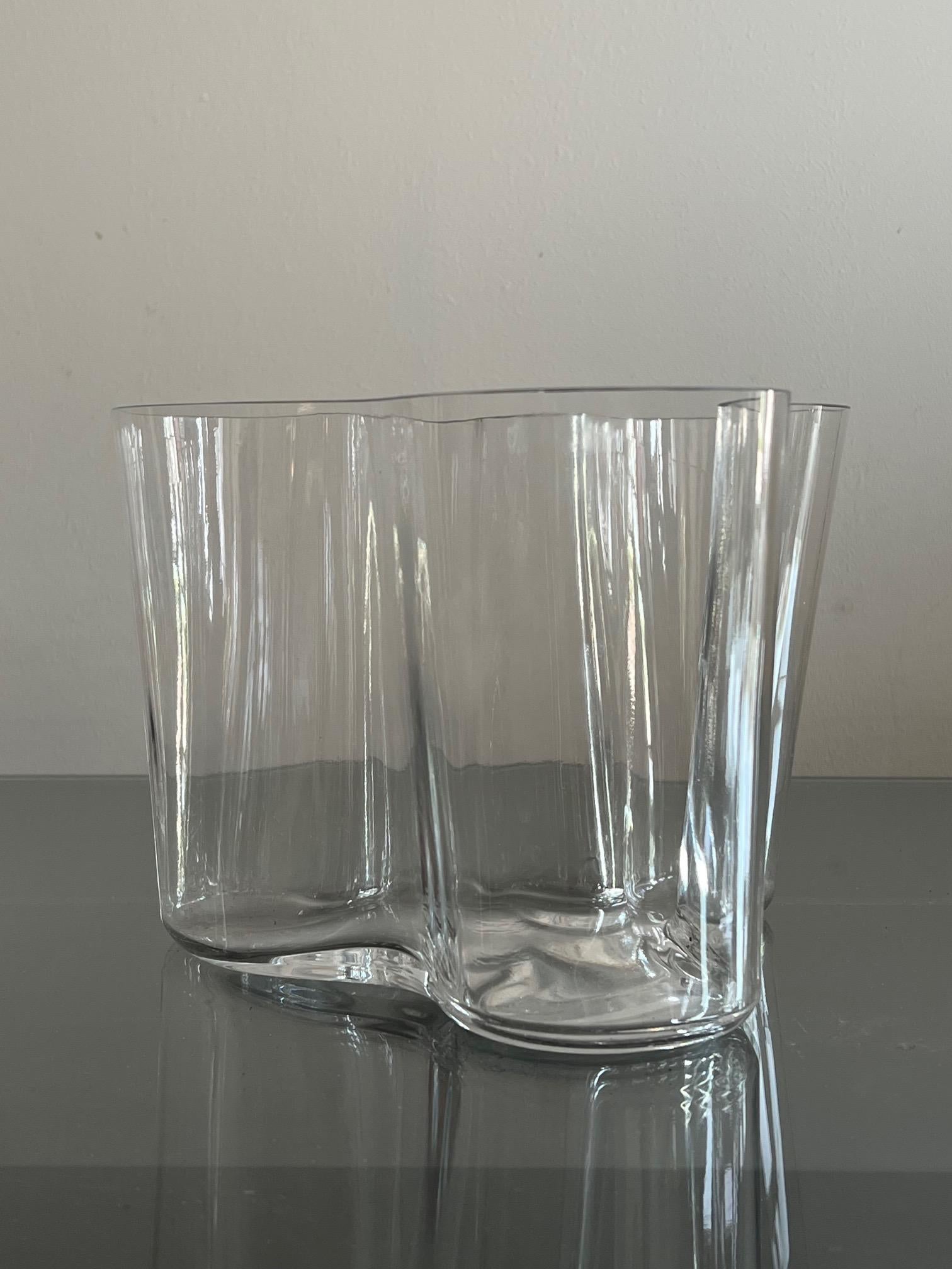 Alvar Aalto Savoy Vintage Hand Signed Clear Glass Vase 3030 In Good Condition In St.Petersburg, FL
