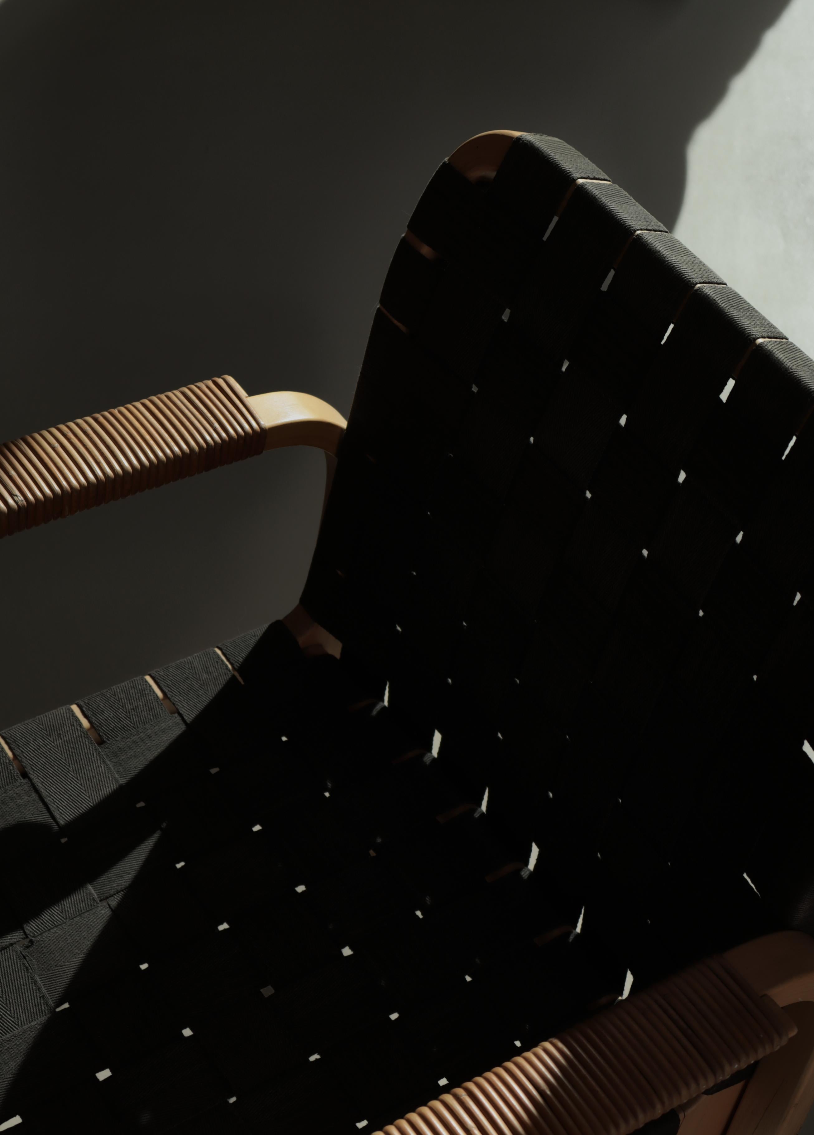 Sillón vintage Alvar Aalto 45 fabricado en los años 70 por Artek. Gran estado con caña patinada en los brazos y cincha original de lino.
Las patas portantes y los reposabrazos de este ligero sillón se fabricaron siguiendo el método de fabricación