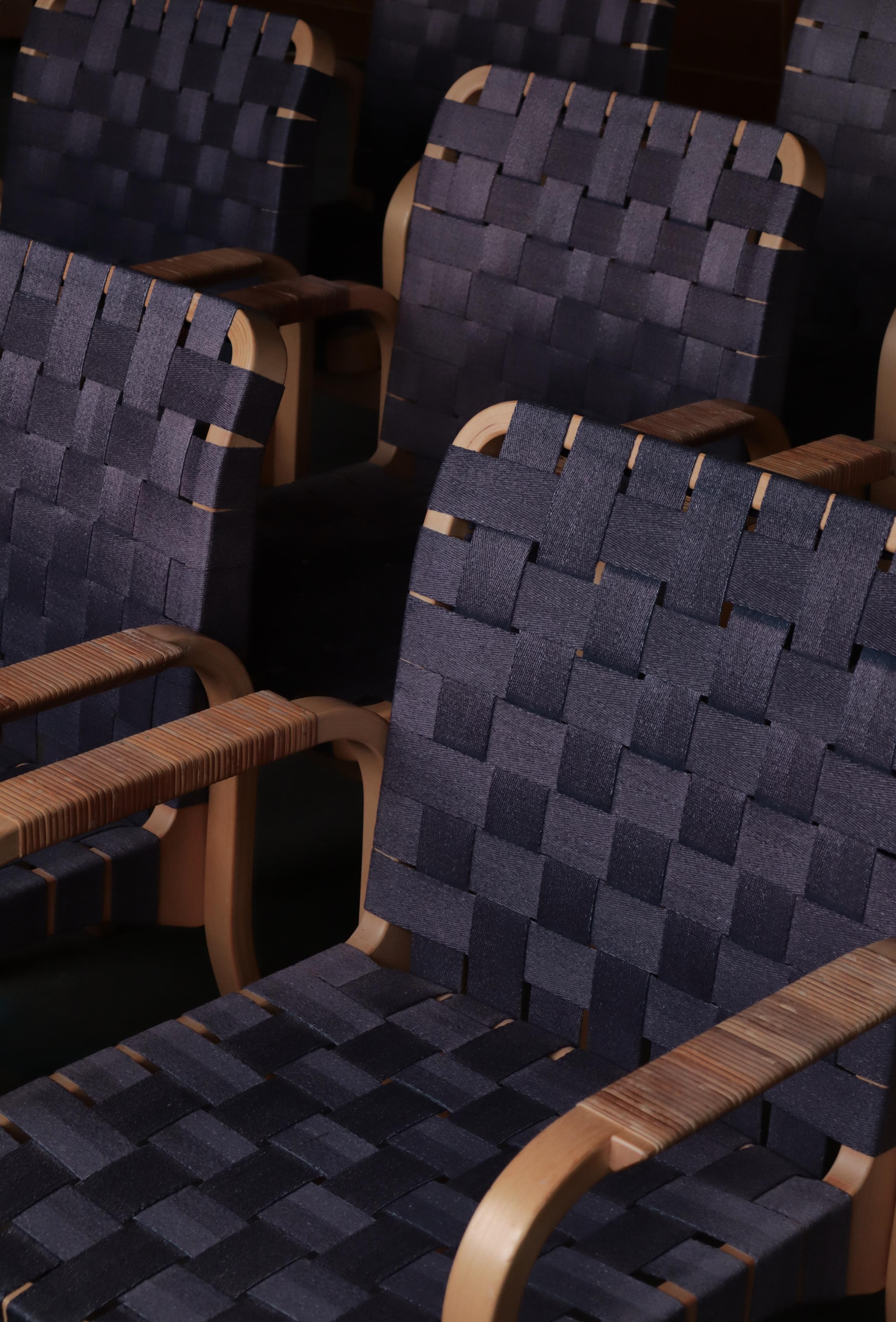 Fauteuils vintage Alvar Aalto 45 fabriqués dans les années 1970 par Artek. En très bon état, avec des cannes patinées sur les bras et des sangles en lin bleu foncé d'origine.

AVIS : nous avons 6 de ces chaises en stock, mais nous les vendons