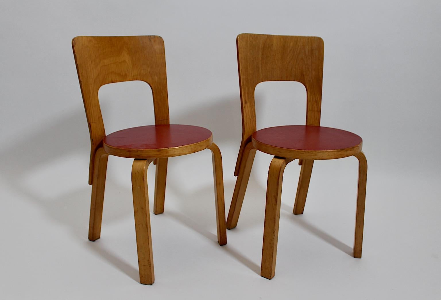 Alvar Aalto Scandinavian modern vintage authentic duo pair model 66 aus lackierter Birke und rotem Laminat 1930er Jahre, Finnland.
Ein frühes Modell des Stuhls 66 von Alvar Aalto für Artek mit großartigem minimalistischem Design aus Birke in einem