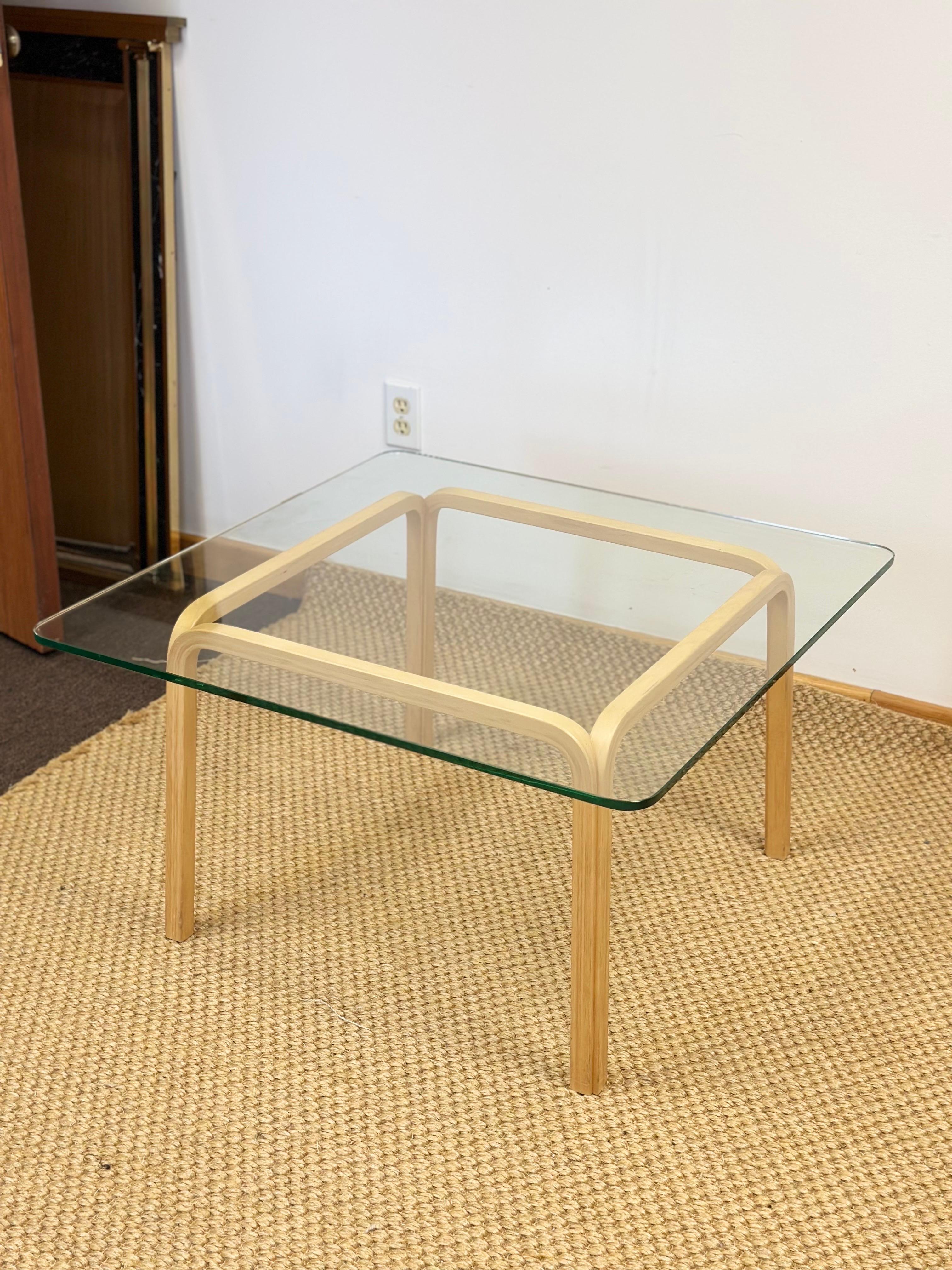 Scandinave moderne Table basse rectangulaire scandinave Y805 en contreplaqué de bouleau et verre Alvar Aalto en vente