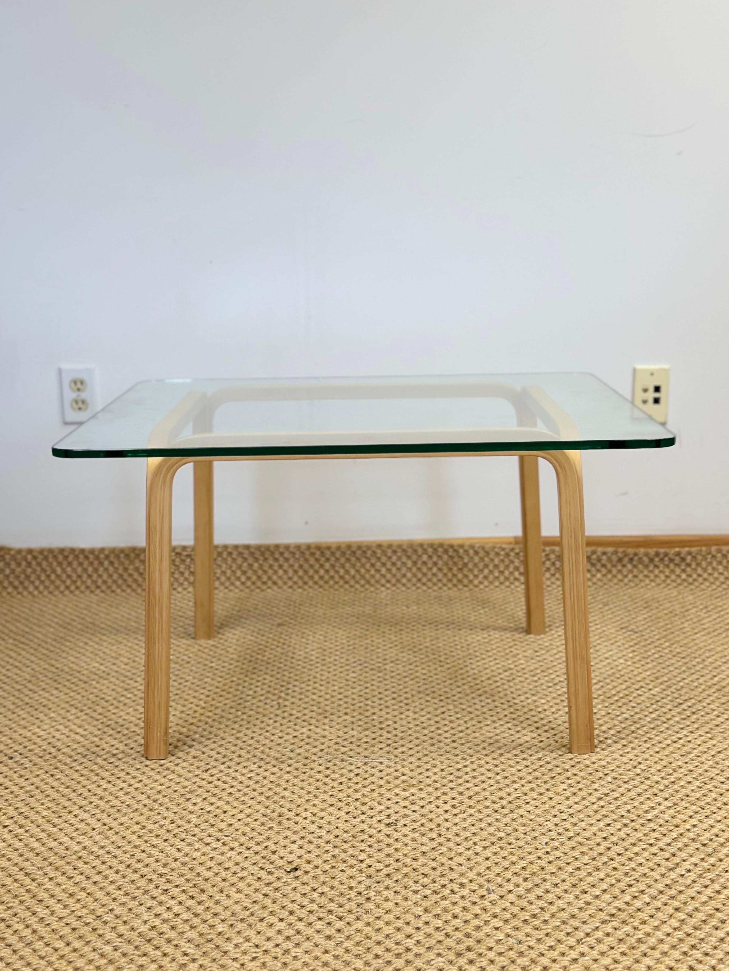Finlandais Table basse rectangulaire scandinave Y805 en contreplaqué de bouleau et verre Alvar Aalto en vente