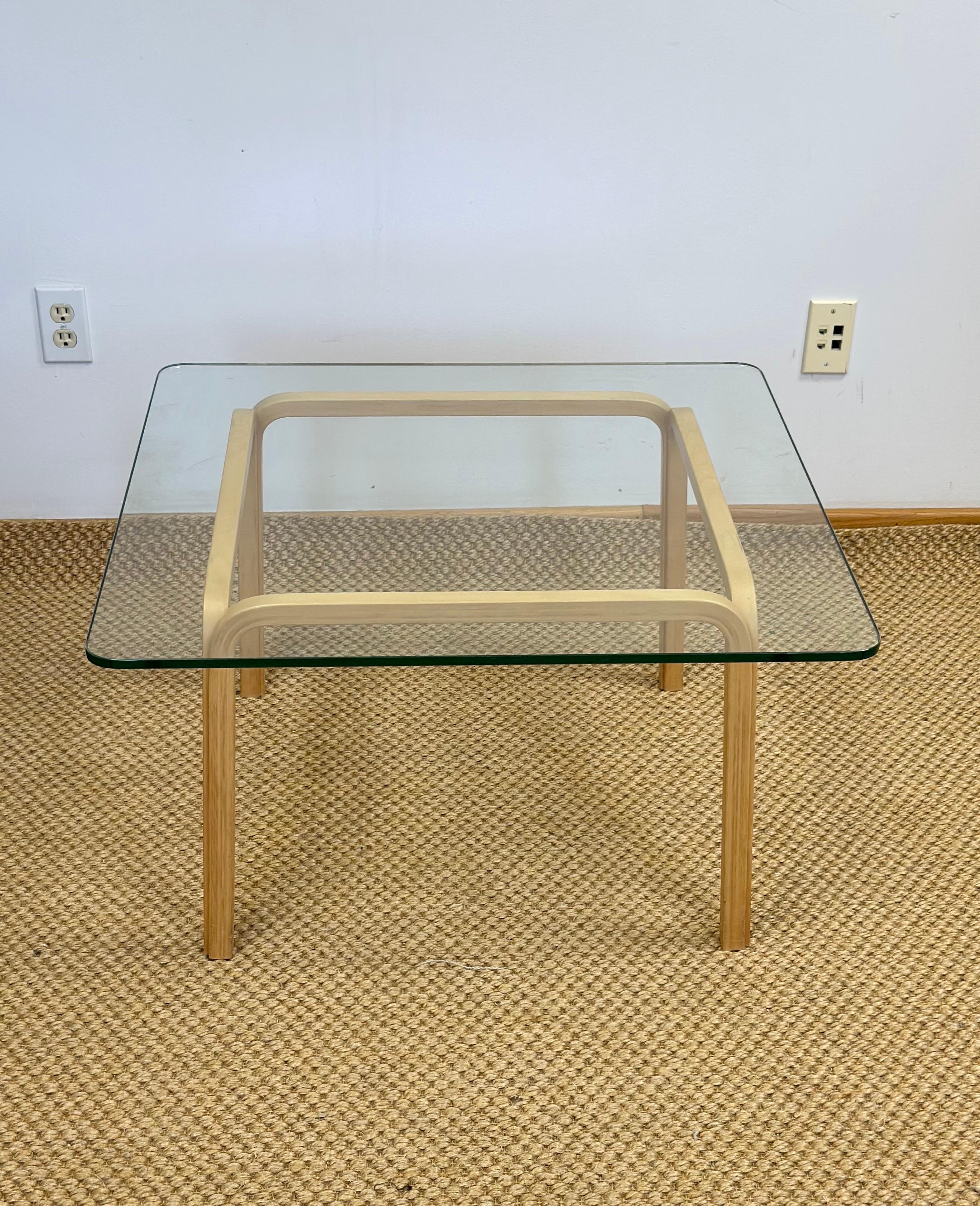 Table basse rectangulaire scandinave Y805 en contreplaqué de bouleau et verre Alvar Aalto Bon état - En vente à Farmington Hills, MI
