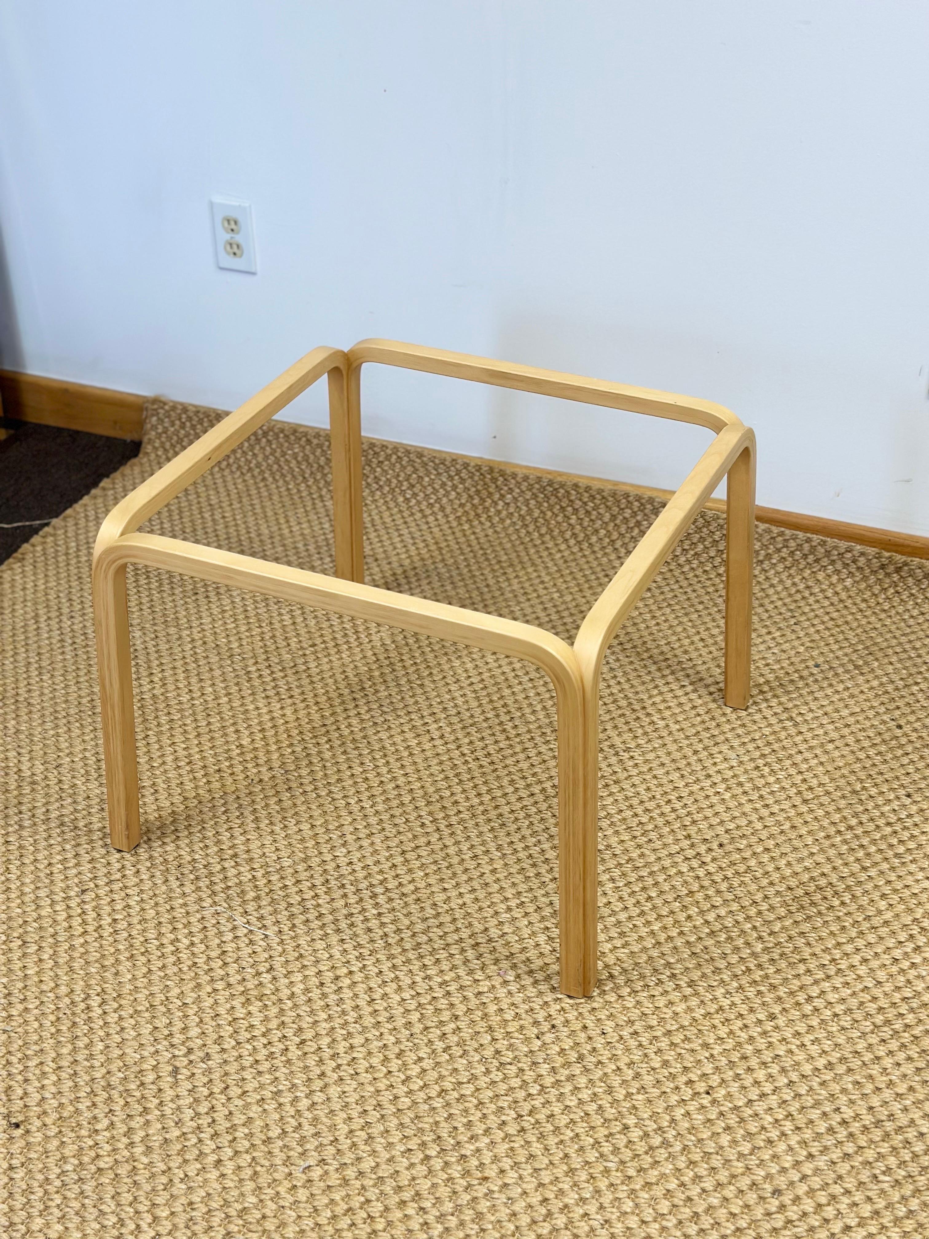Milieu du XXe siècle Table basse rectangulaire scandinave Y805 en contreplaqué de bouleau et verre Alvar Aalto en vente