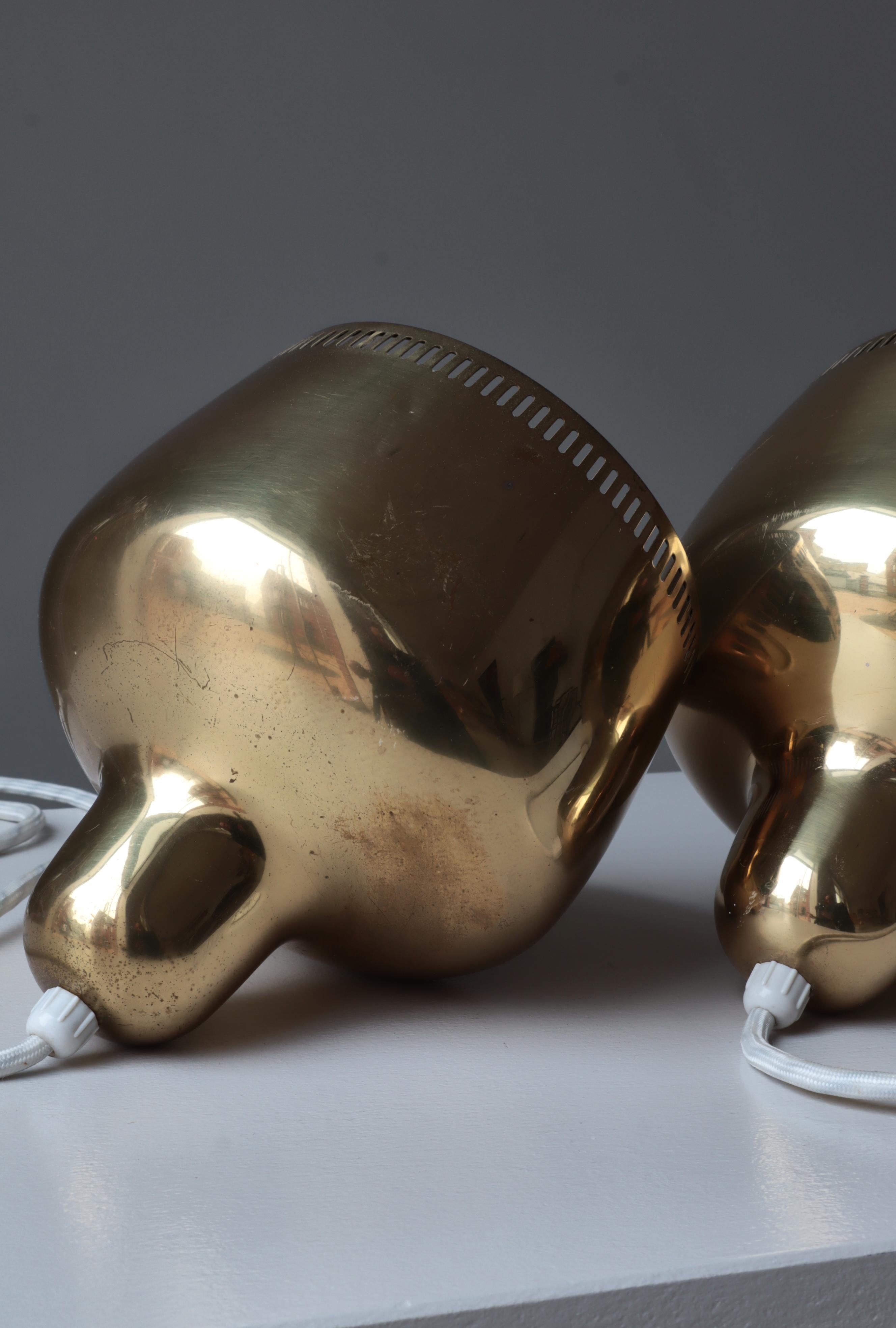 Set di 2 pendenti a campana dorati di Alvar Aalto per Louis Poulsen, anni '50 in vendita 3