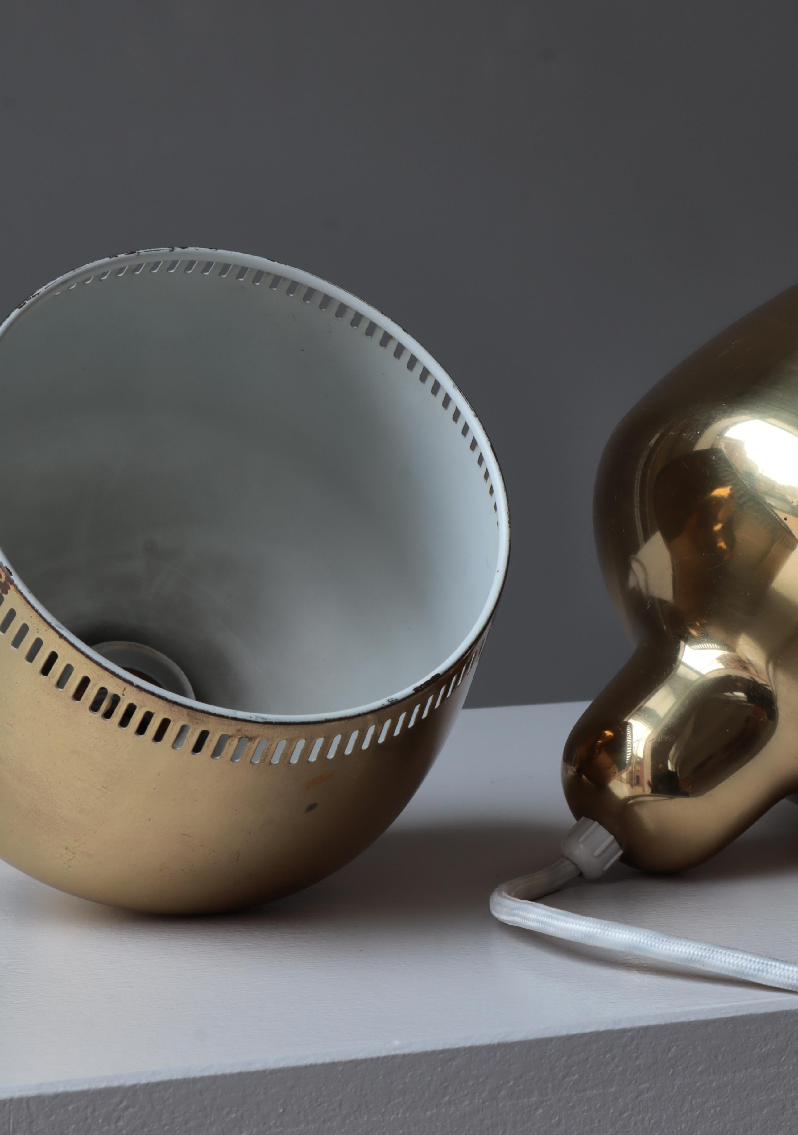 Set di 2 pendenti a campana dorati di Alvar Aalto per Louis Poulsen, anni '50 in vendita 4