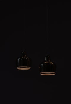 Set aus 2 goldenen Glockenanhängern von Alvar Aalto für Louis Poulsen, 1950er Jahre