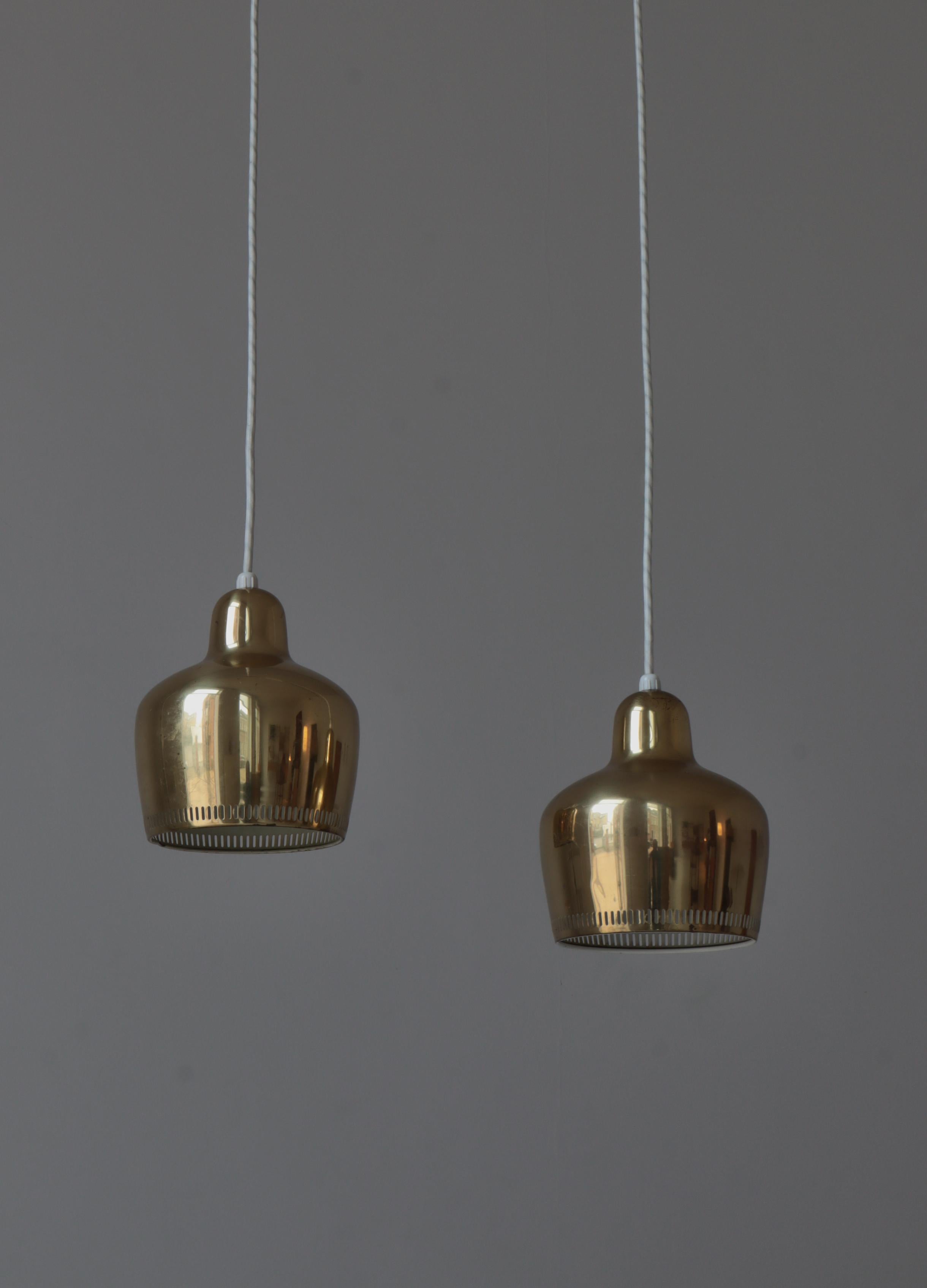 Scandinavo moderno Set di 2 pendenti a campana dorati di Alvar Aalto per Louis Poulsen, anni '50 in vendita