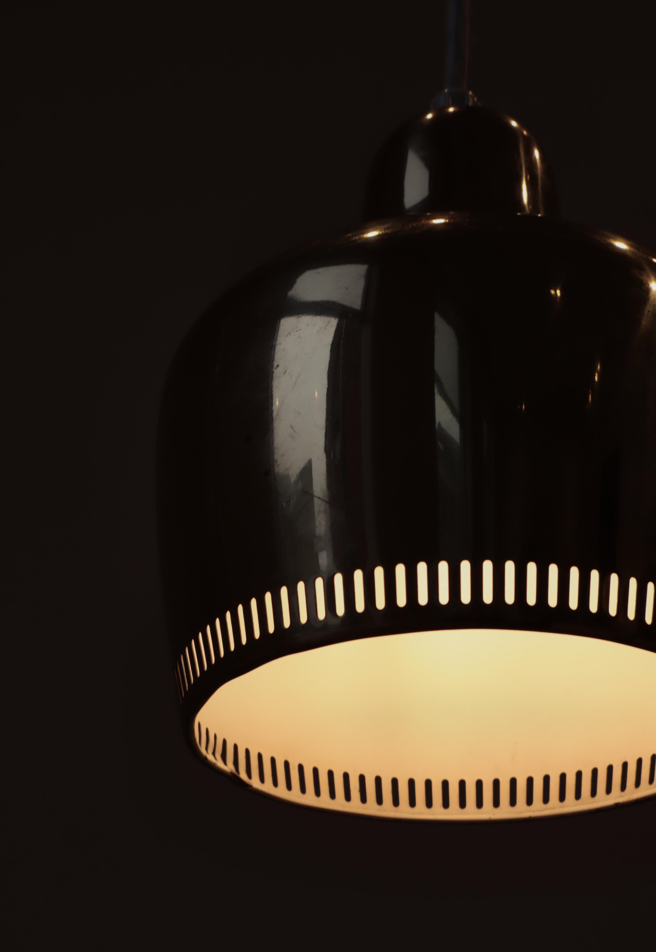Danese Set di 2 pendenti a campana dorati di Alvar Aalto per Louis Poulsen, anni '50 in vendita