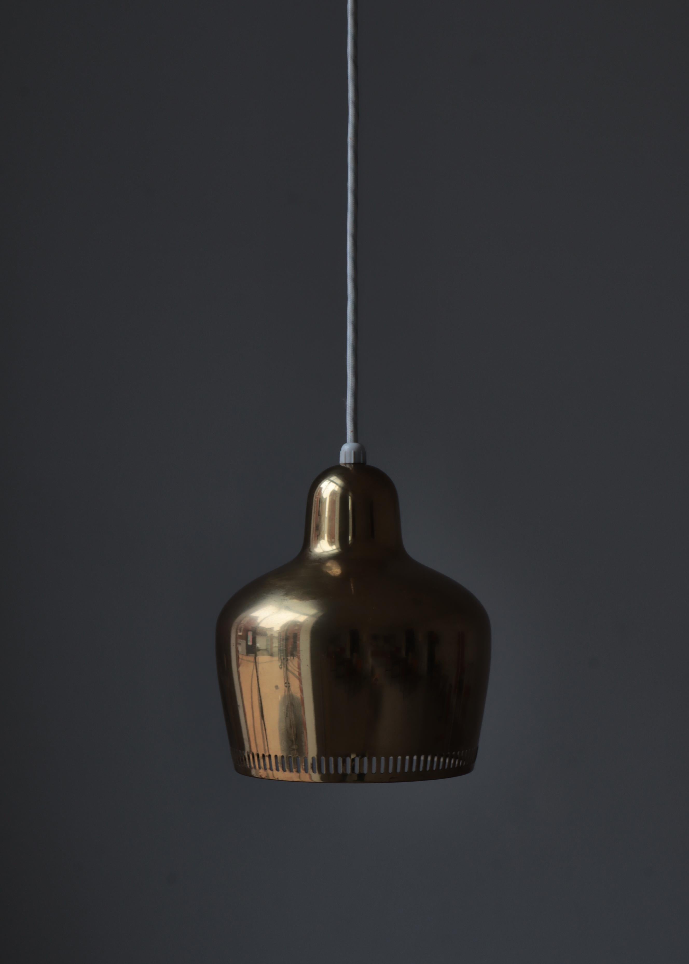 Set di 2 pendenti a campana dorati di Alvar Aalto per Louis Poulsen, anni '50 In condizioni buone in vendita a Odense, DK